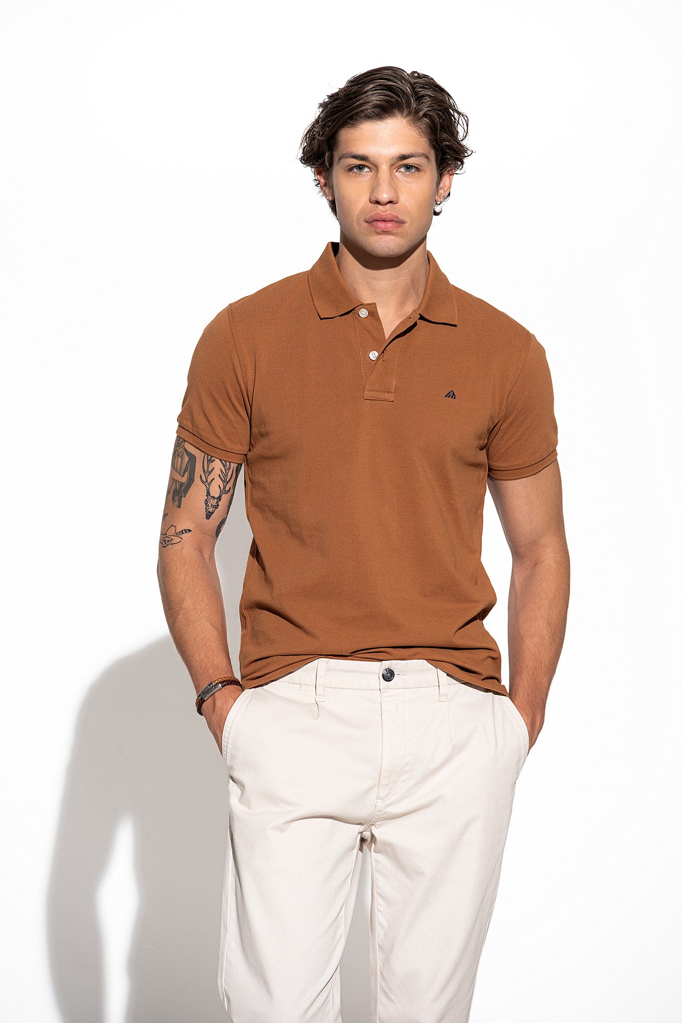 POLO BÁSICO COM LOGO A CONTRASTE