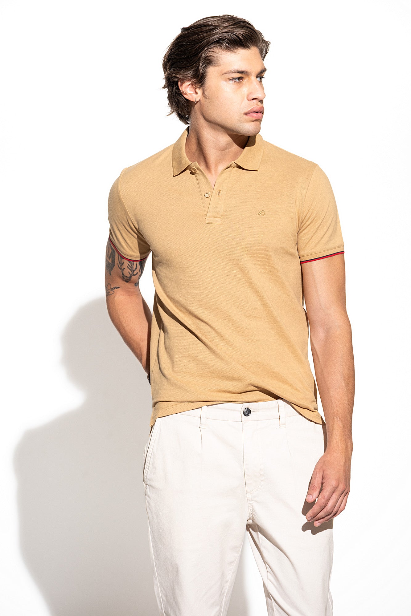 POLO COM RISCAS NA MANGA RIB