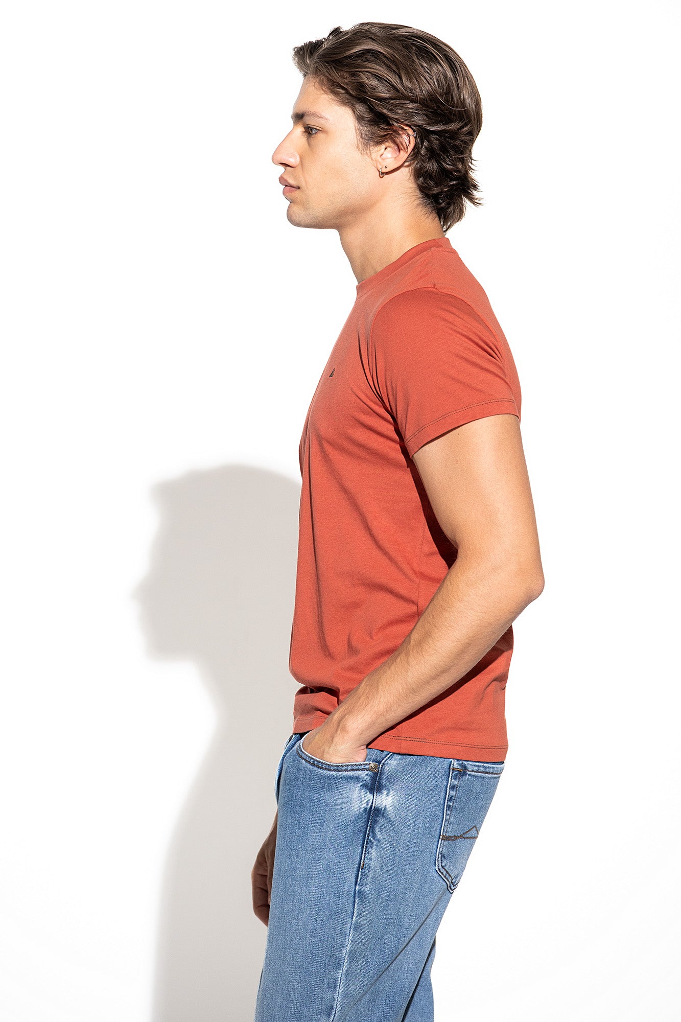 T-SHIRT COM LOGO EM CONTRASTE