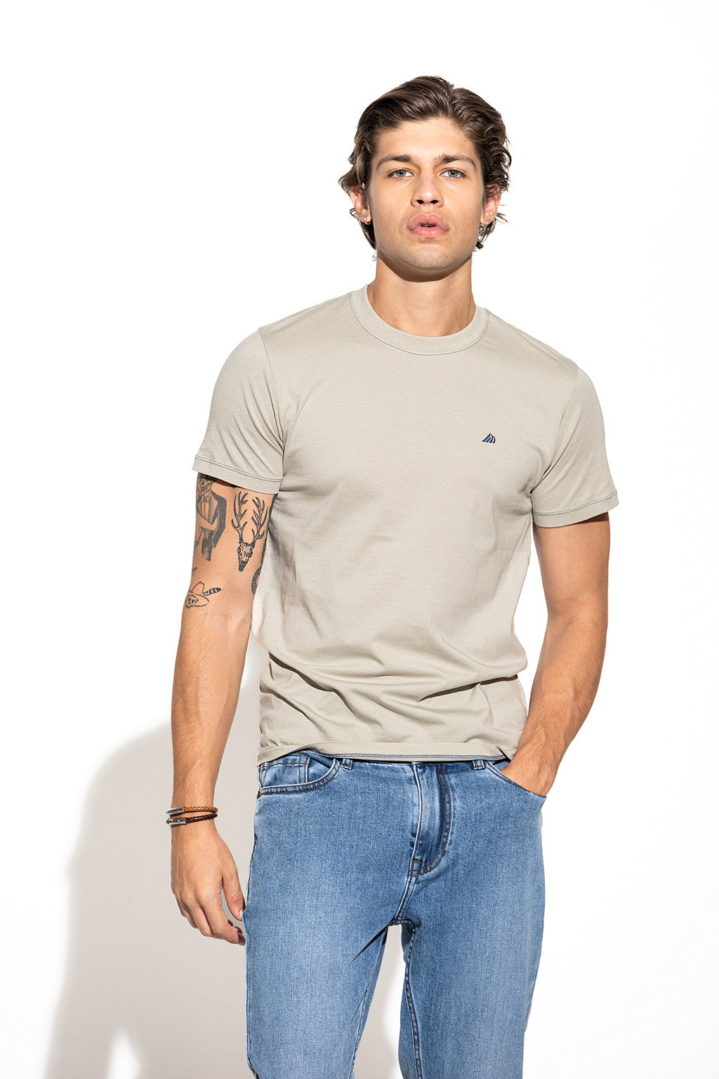 T-SHIRT COM LOGO EM CONTRASTE