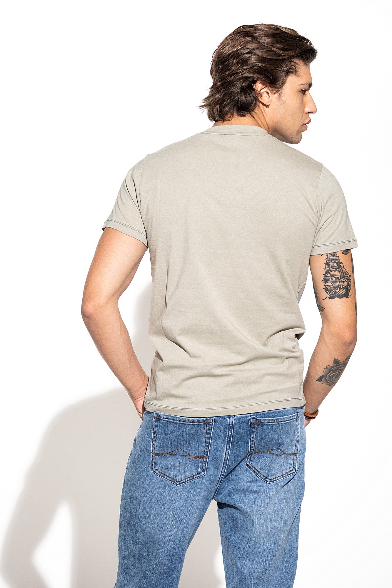 T-SHIRT COM LOGO EM CONTRASTE
