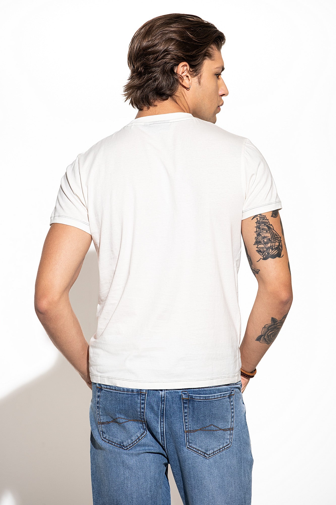 CAMISETA CON LOGO EN CONTRASTE