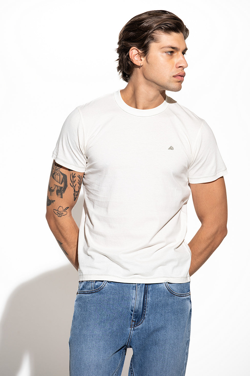 CAMISETA CON LOGO EN CONTRASTE