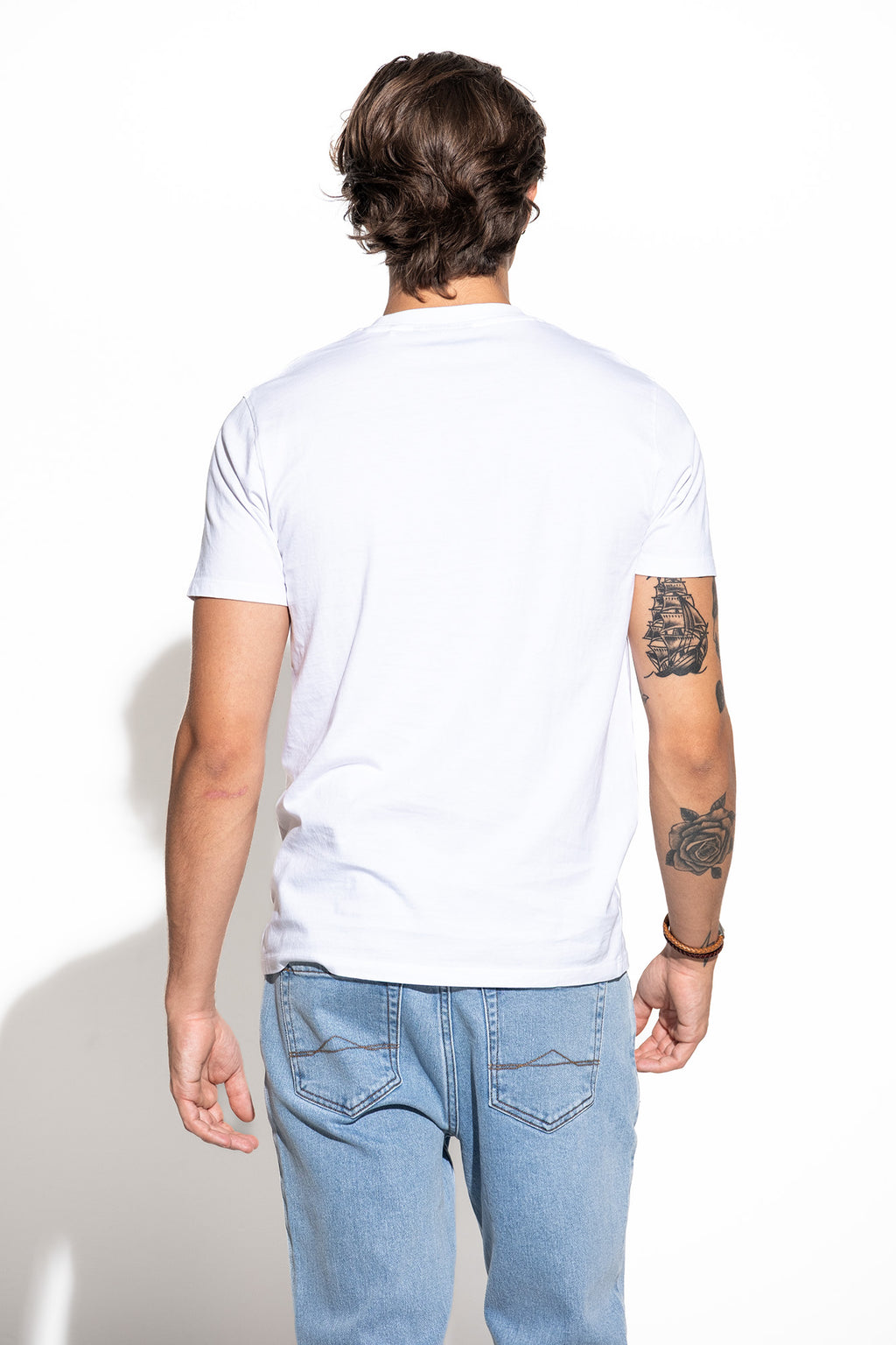 CAMISETA CON ESTAMPADO DE ANCLA