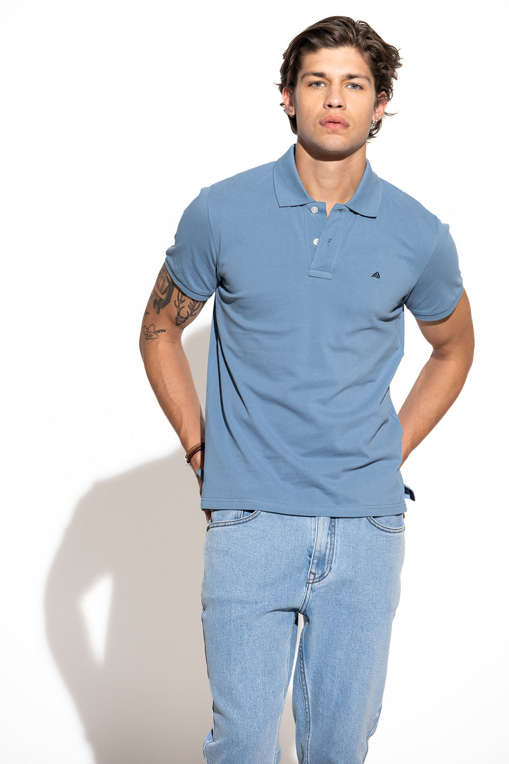 POLO BÁSICO COM LOGO A CONTRASTE