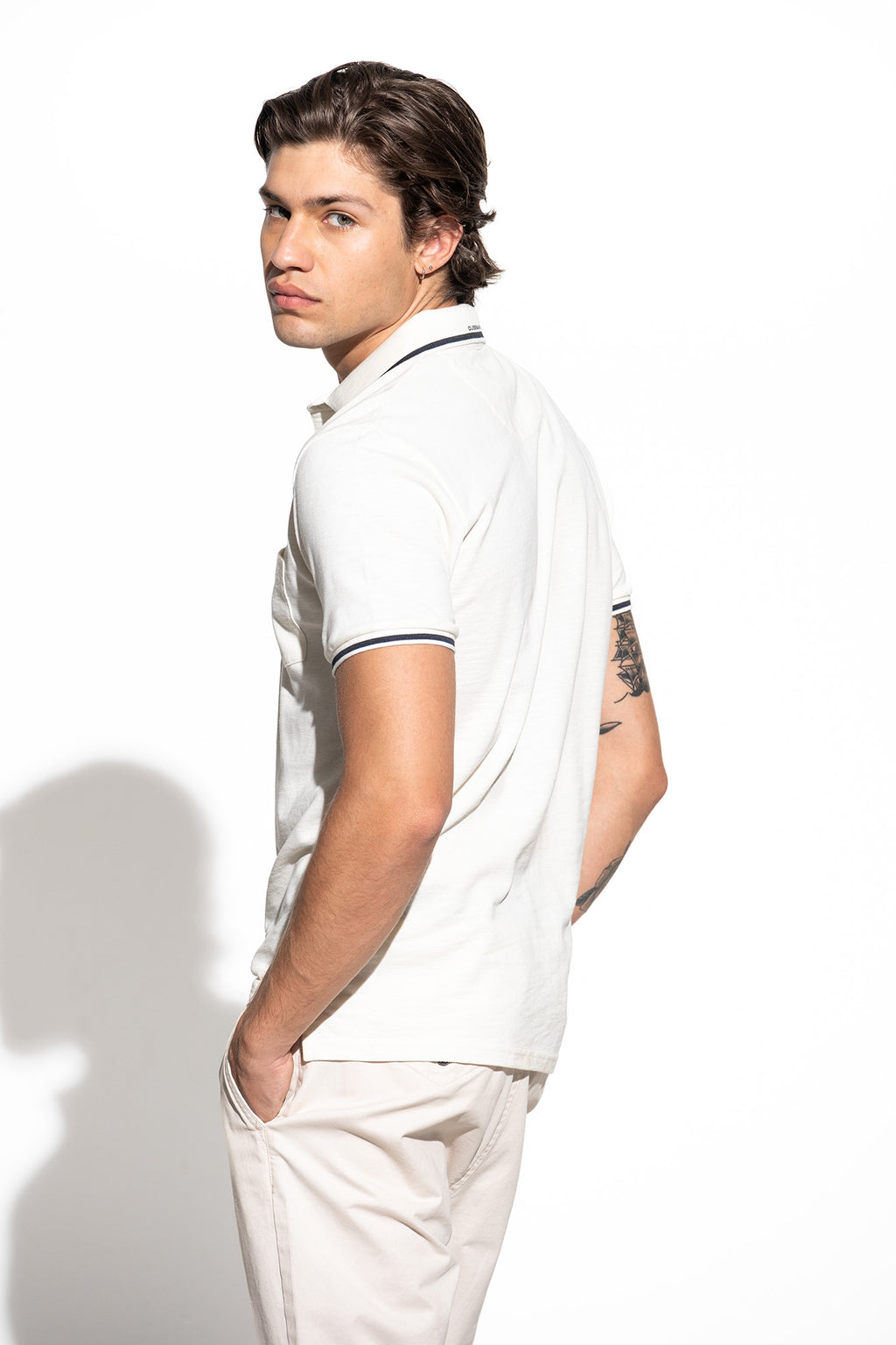 POLO DE PIQUÉ CON BOLSILLO PARA HOMBRE