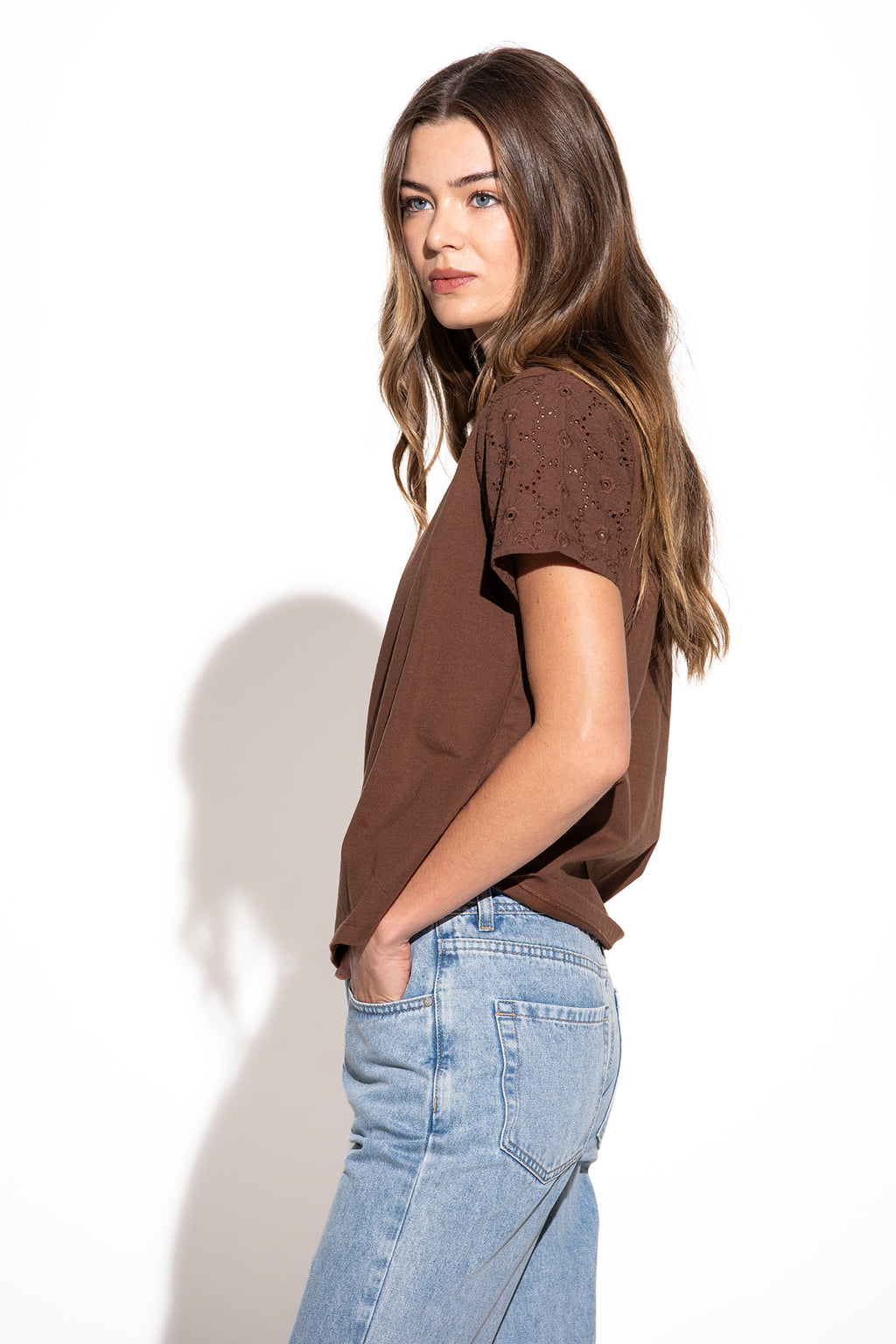 CAMISETA CON APLICACIONES DE ENCAJE