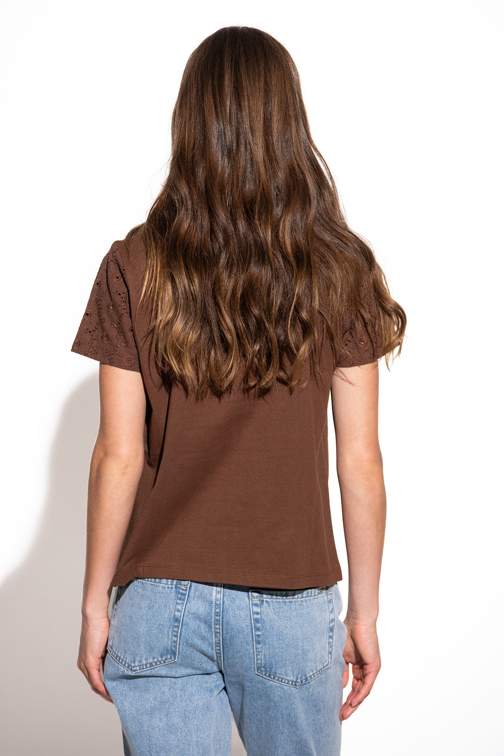 CAMISETA CON APLICACIONES DE ENCAJE