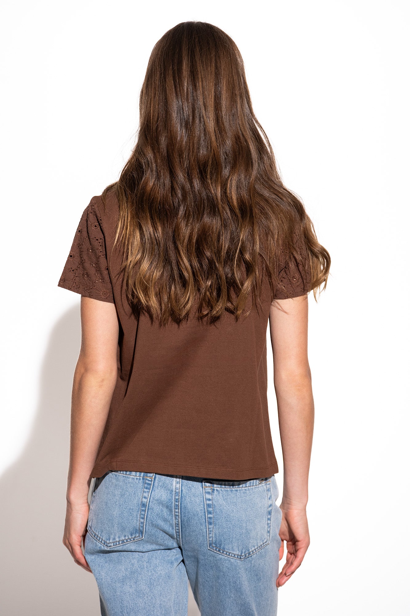 CAMISETA CON APLICACIONES DE ENCAJE