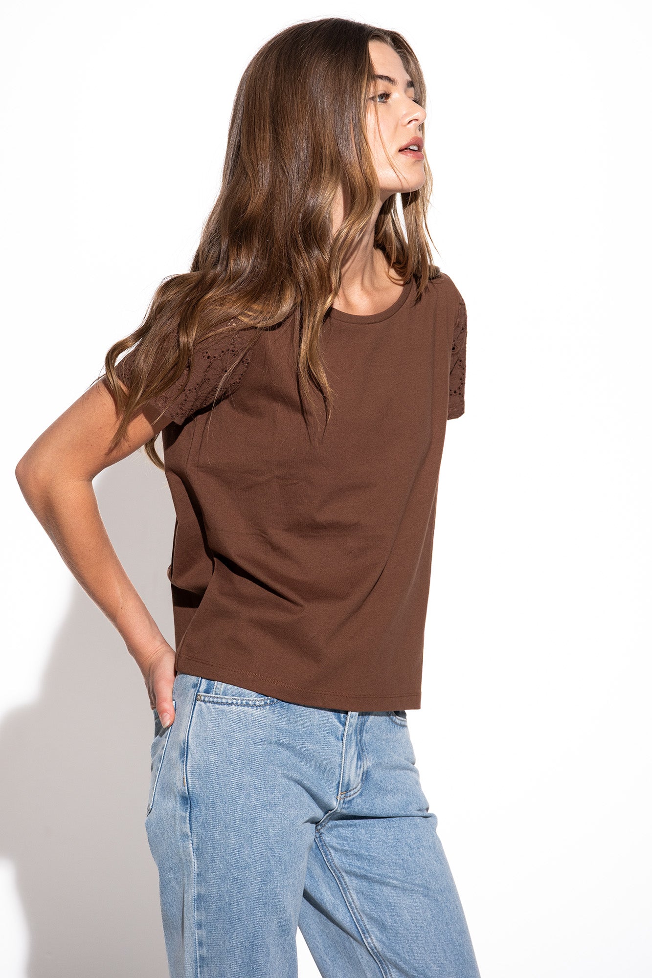 CAMISETA CON APLICACIONES DE ENCAJE
