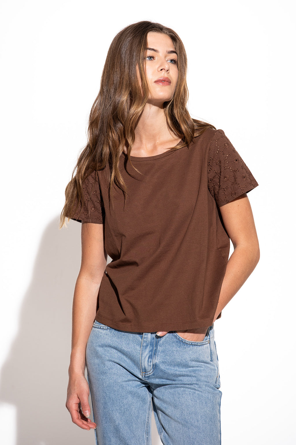 CAMISETA CON APLICACIONES DE ENCAJE