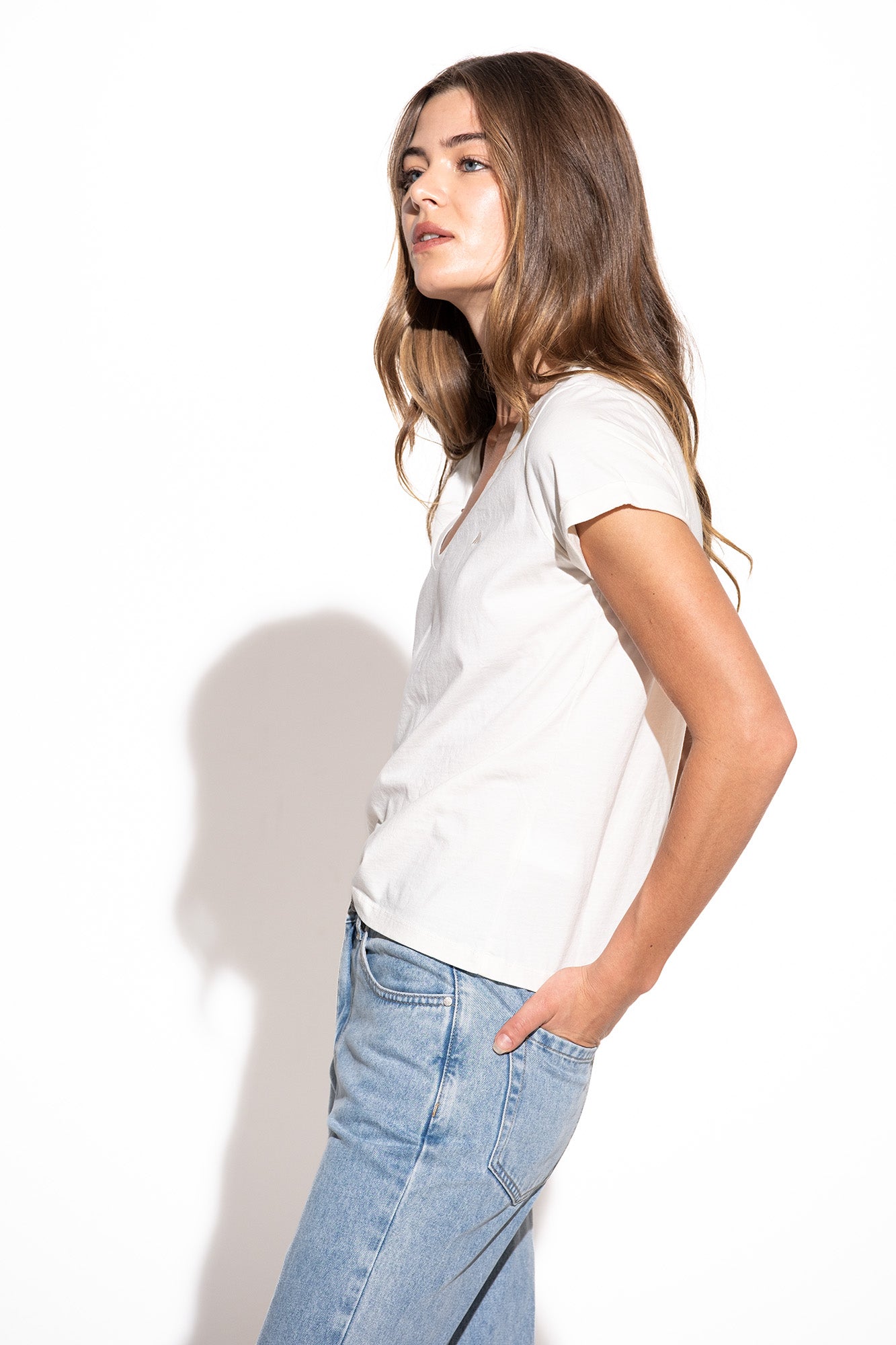 CAMISETA ESENCIAL ESCOTE EN V