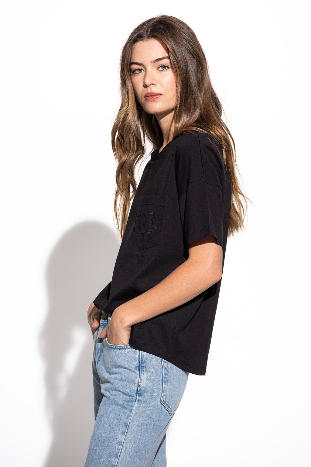 T-SHIRT COM BOLSO BORDADO