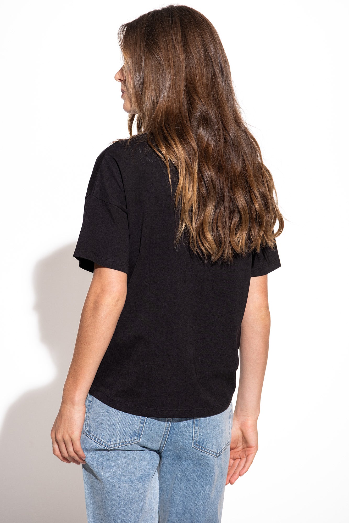 T-SHIRT COM BOLSO BORDADO