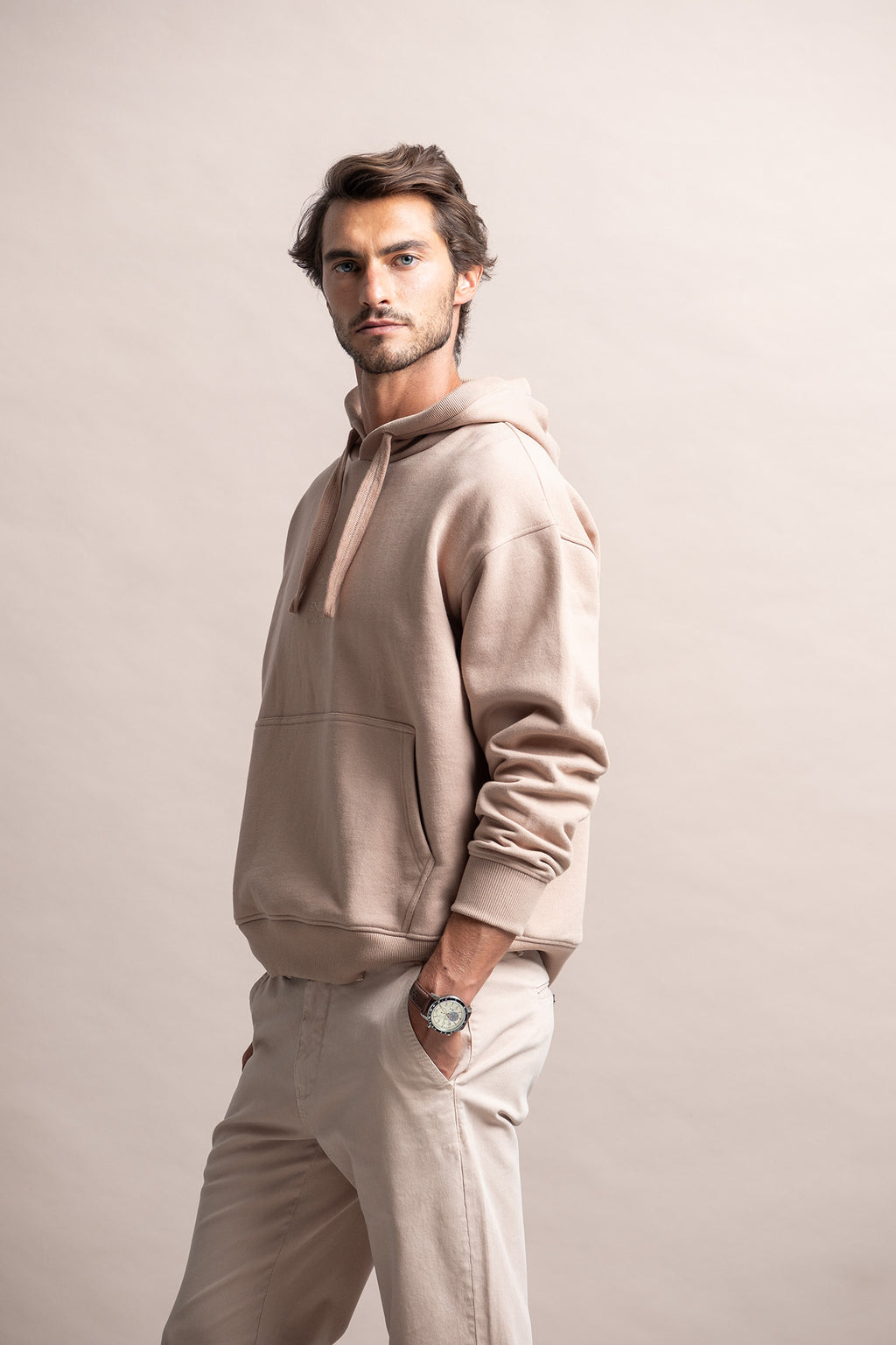SWEATSHIRT COM CAPUZ E BORDADO