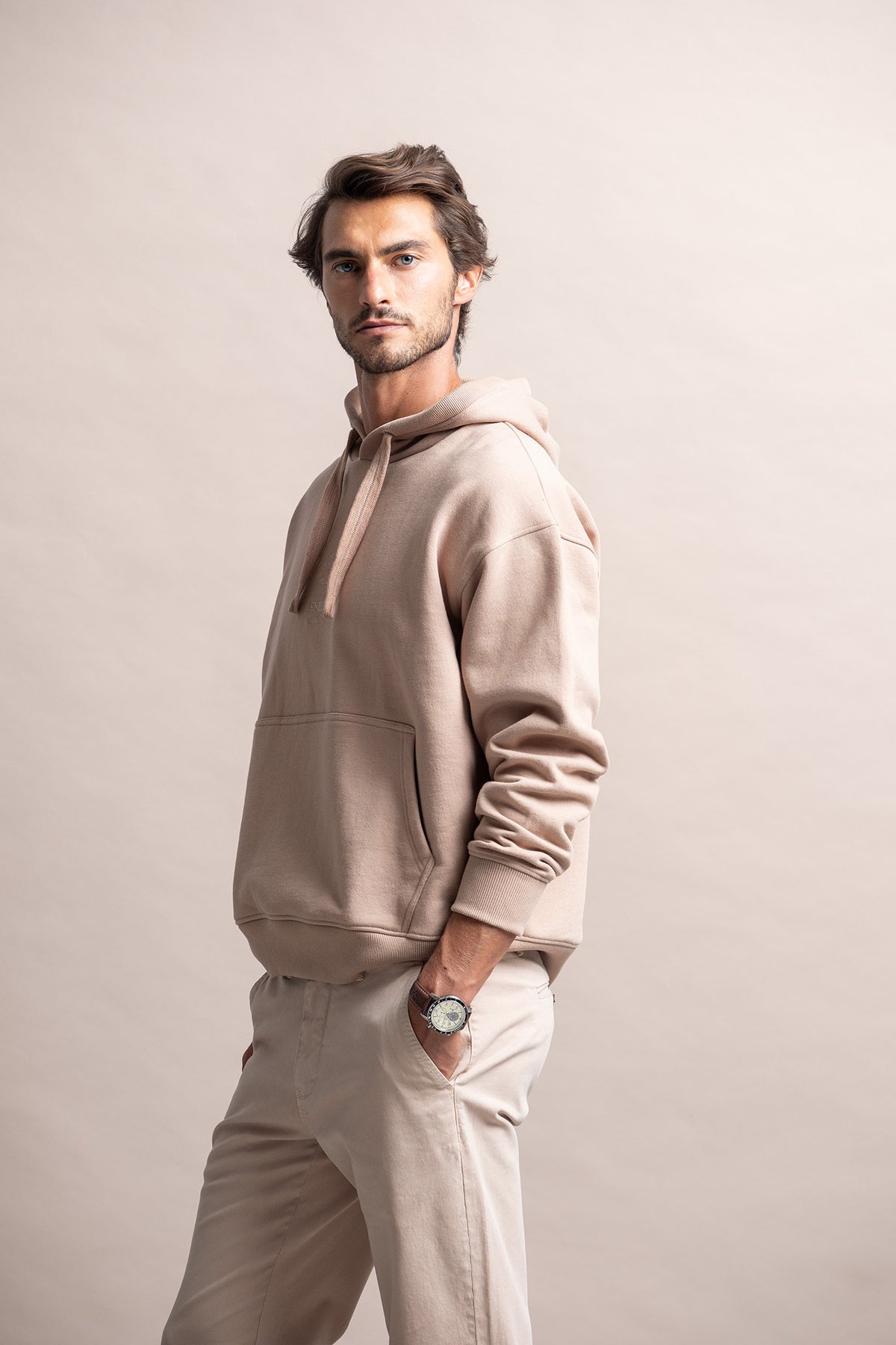 SWEATSHIRT COM CAPUZ E BORDADO