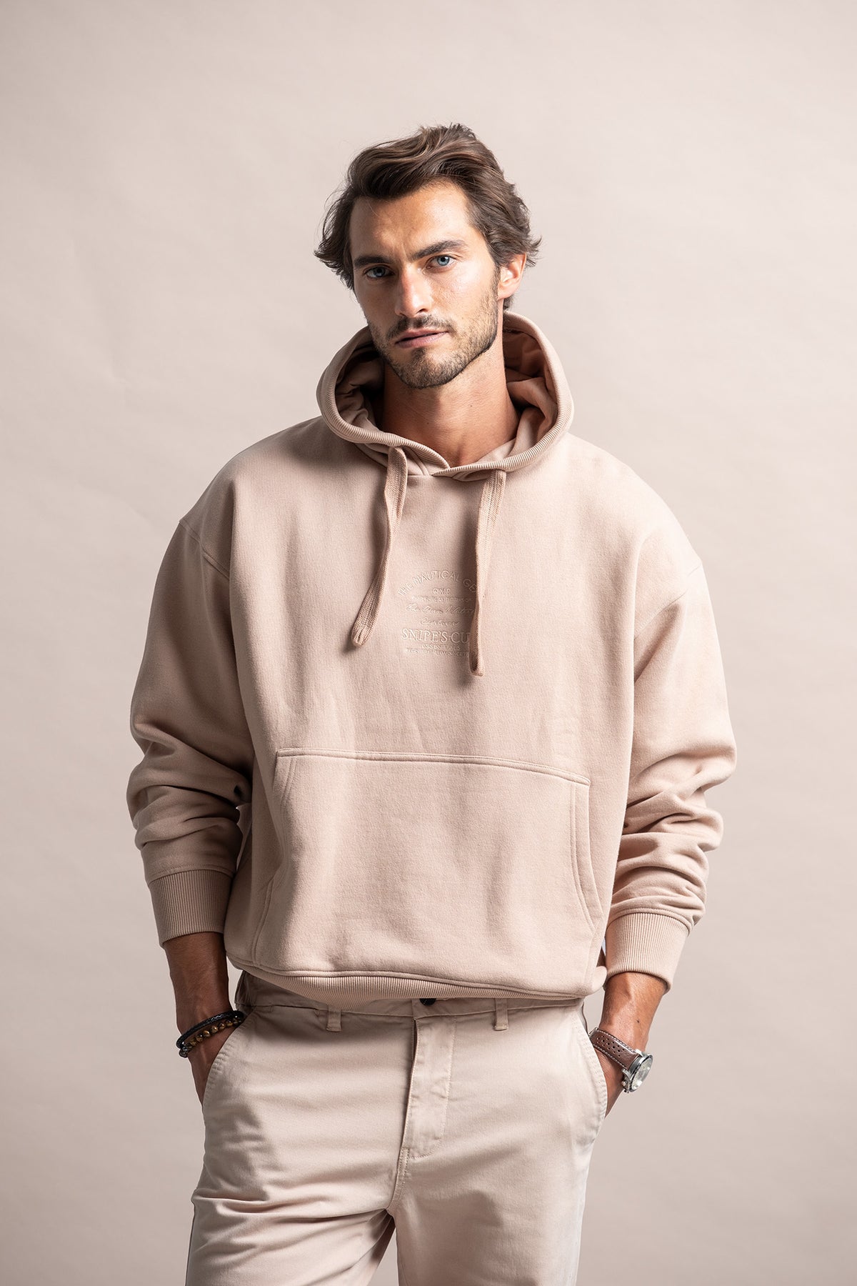 SWEATSHIRT COM CAPUZ E BORDADO