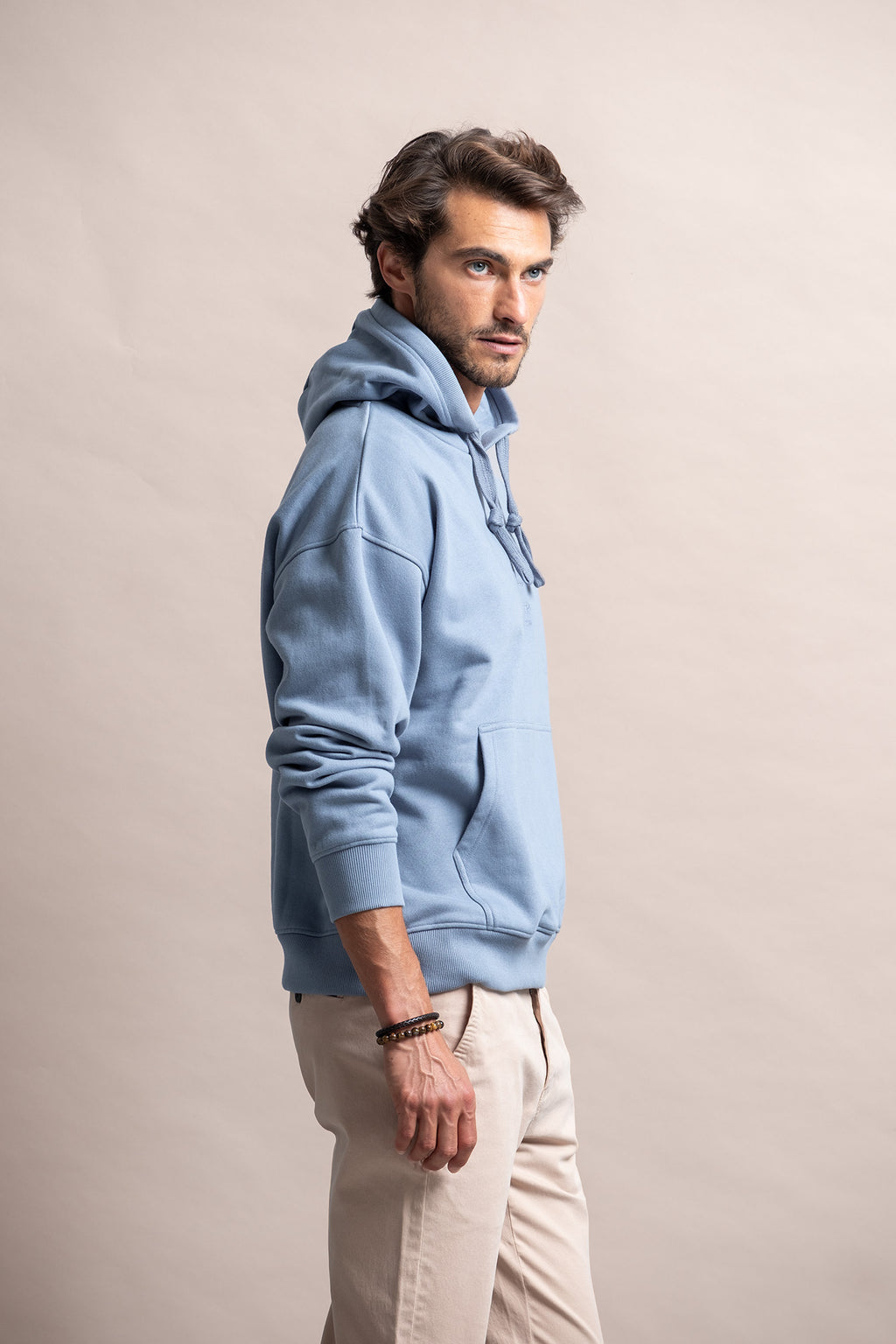 SWEATSHIRT COM CAPUZ E BORDADO