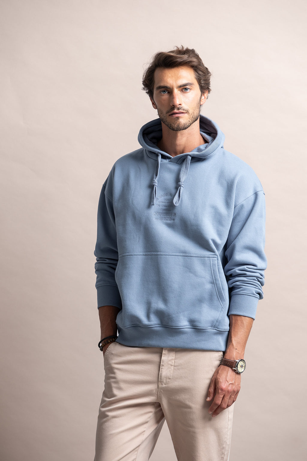 SWEATSHIRT COM CAPUZ E BORDADO