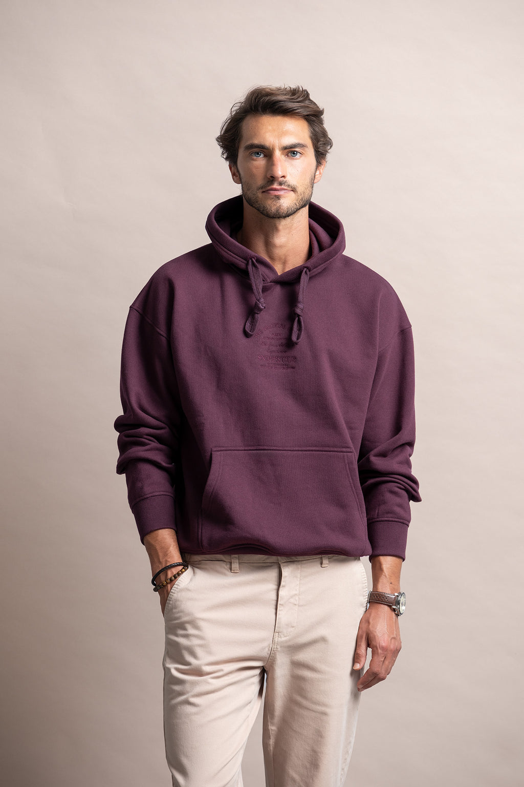 SWEATSHIRT COM CAPUZ E BORDADO