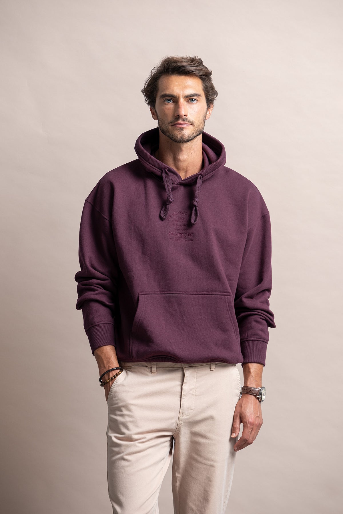 SWEATSHIRT COM CAPUZ E BORDADO