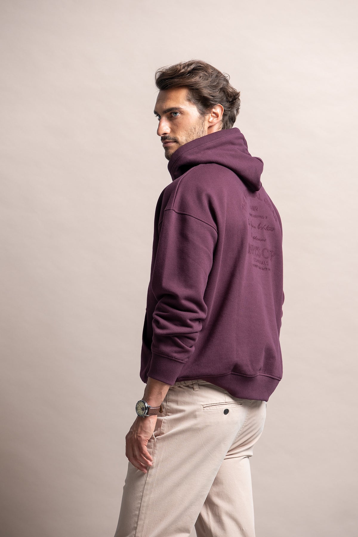 SWEATSHIRT COM CAPUZ E BORDADO