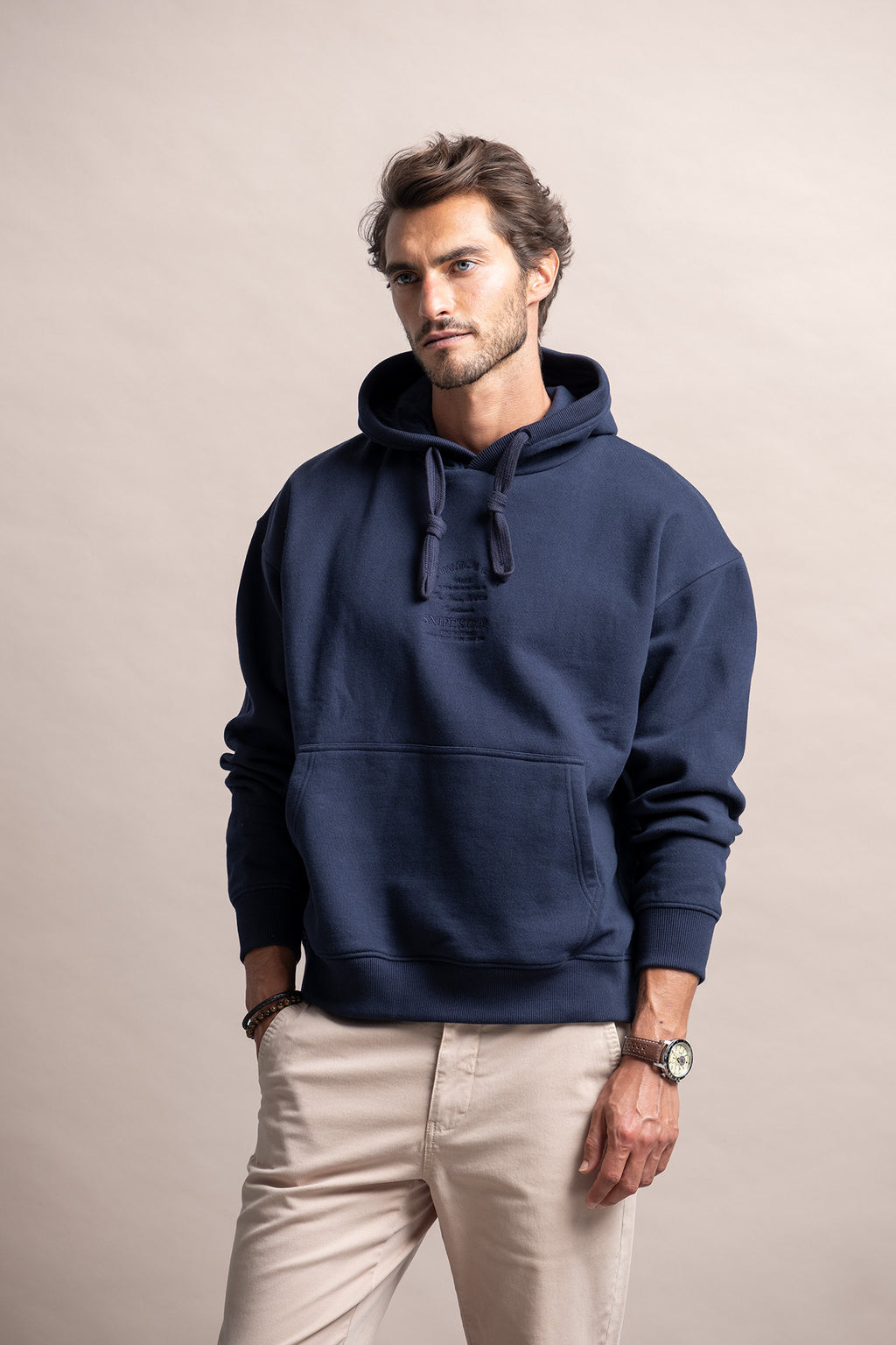 SWEATSHIRT COM CAPUZ E BORDADO