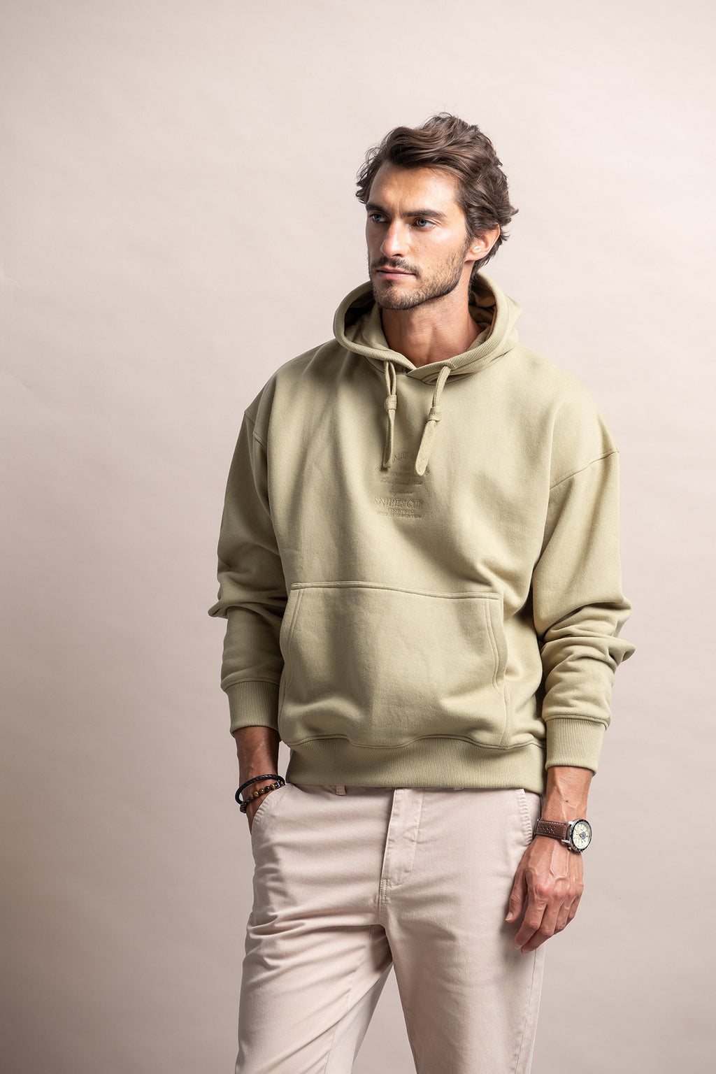 SWEATSHIRT COM CAPUZ E BORDADO