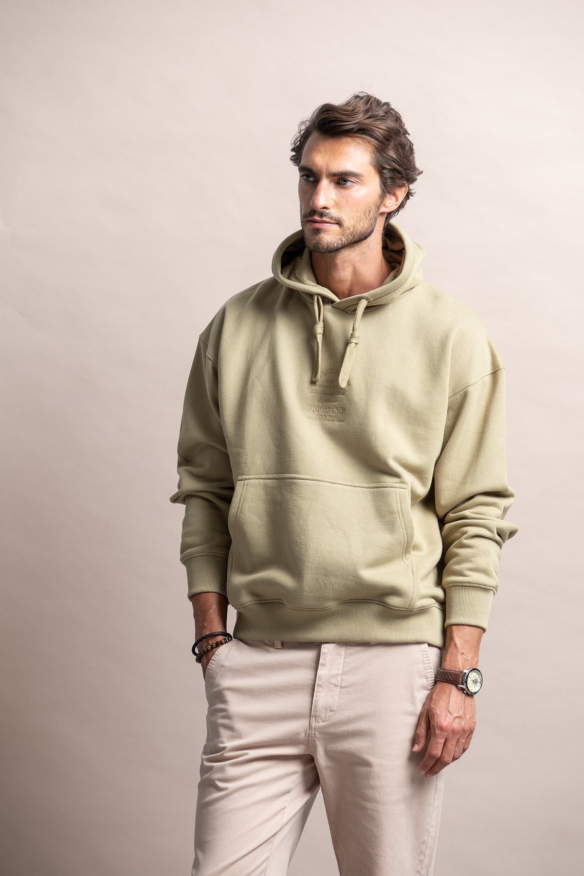 SWEATSHIRT COM CAPUZ E BORDADO
