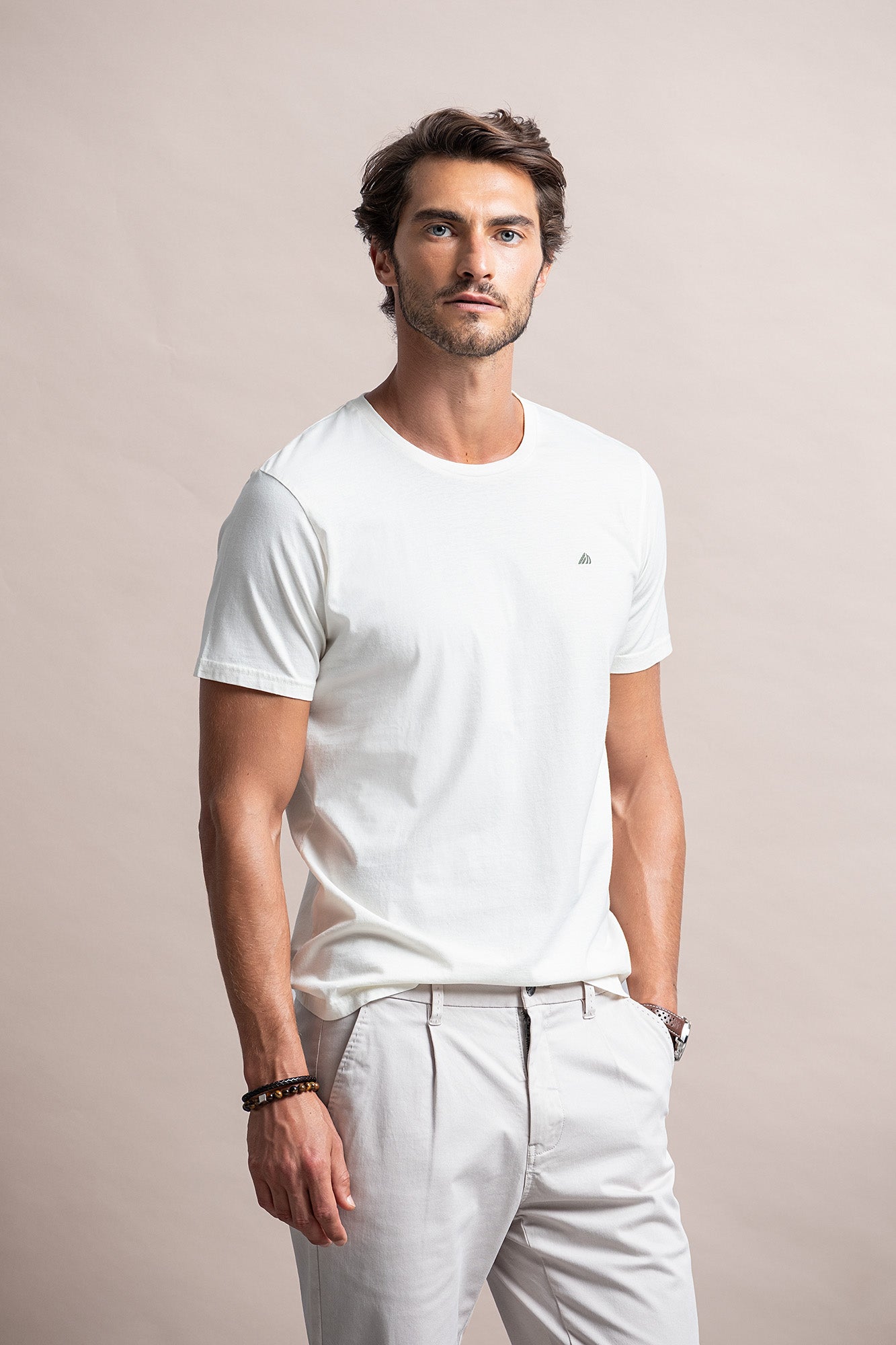 T-SHIRT BÁSICA COM LOGO
