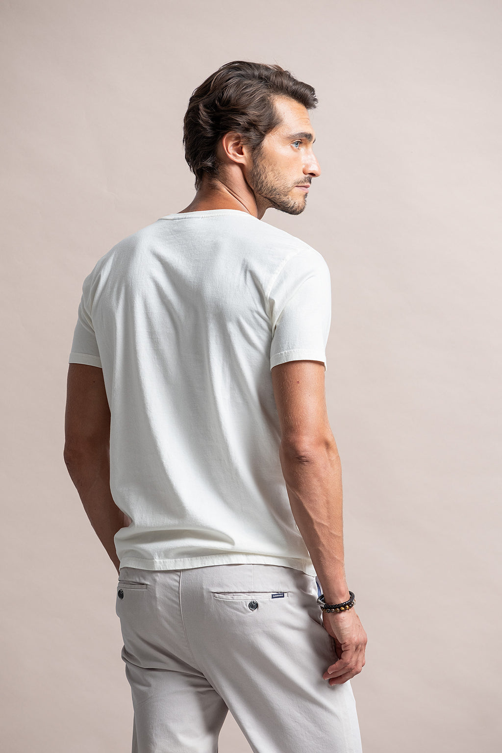 T-SHIRT BÁSICA COM LOGO