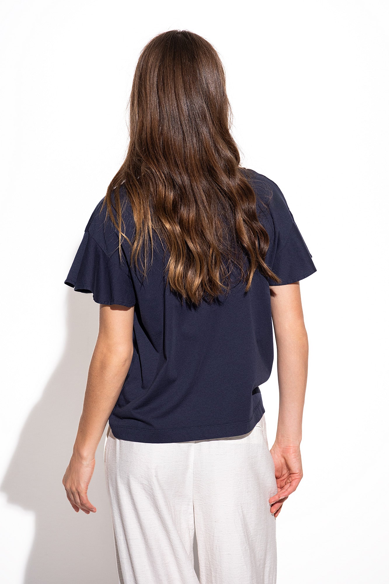 T-SHIRT COM FOLHO NA MANGA