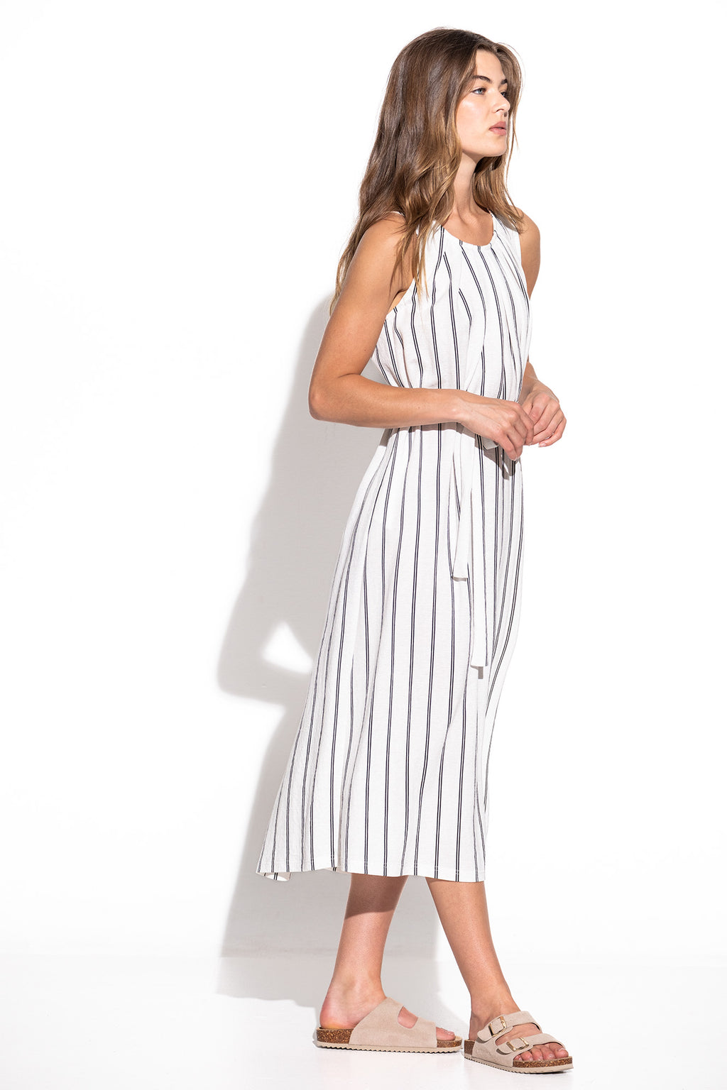 VESTIDO ÀS RISCAS COM PREGAS