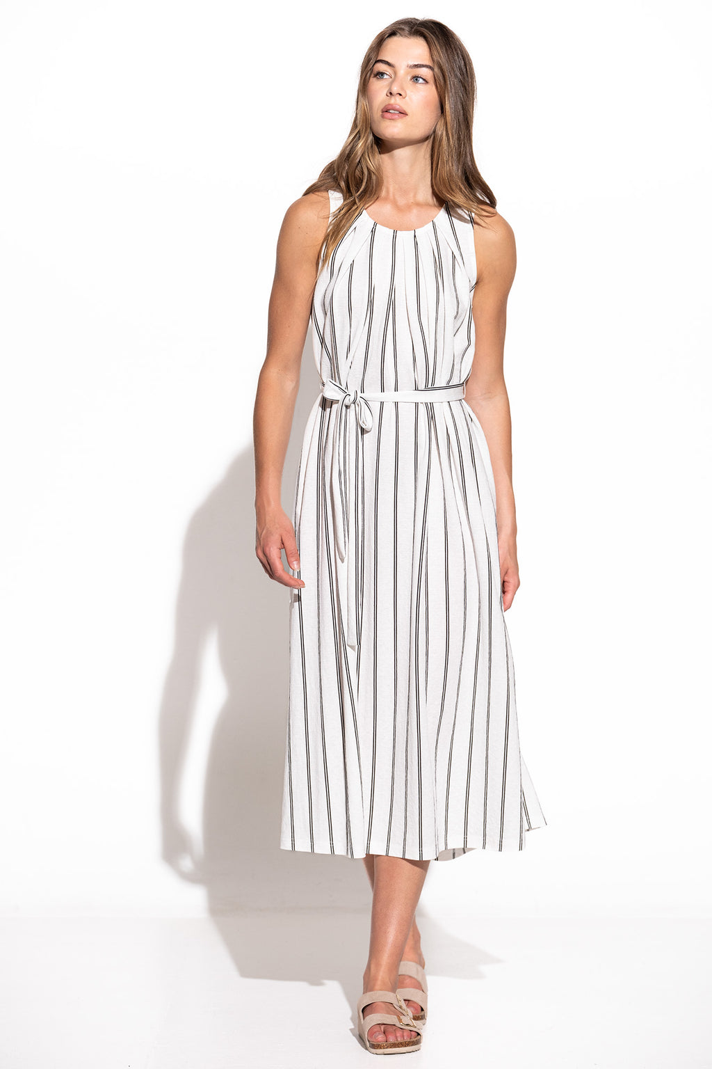 VESTIDO ÀS RISCAS COM PREGAS