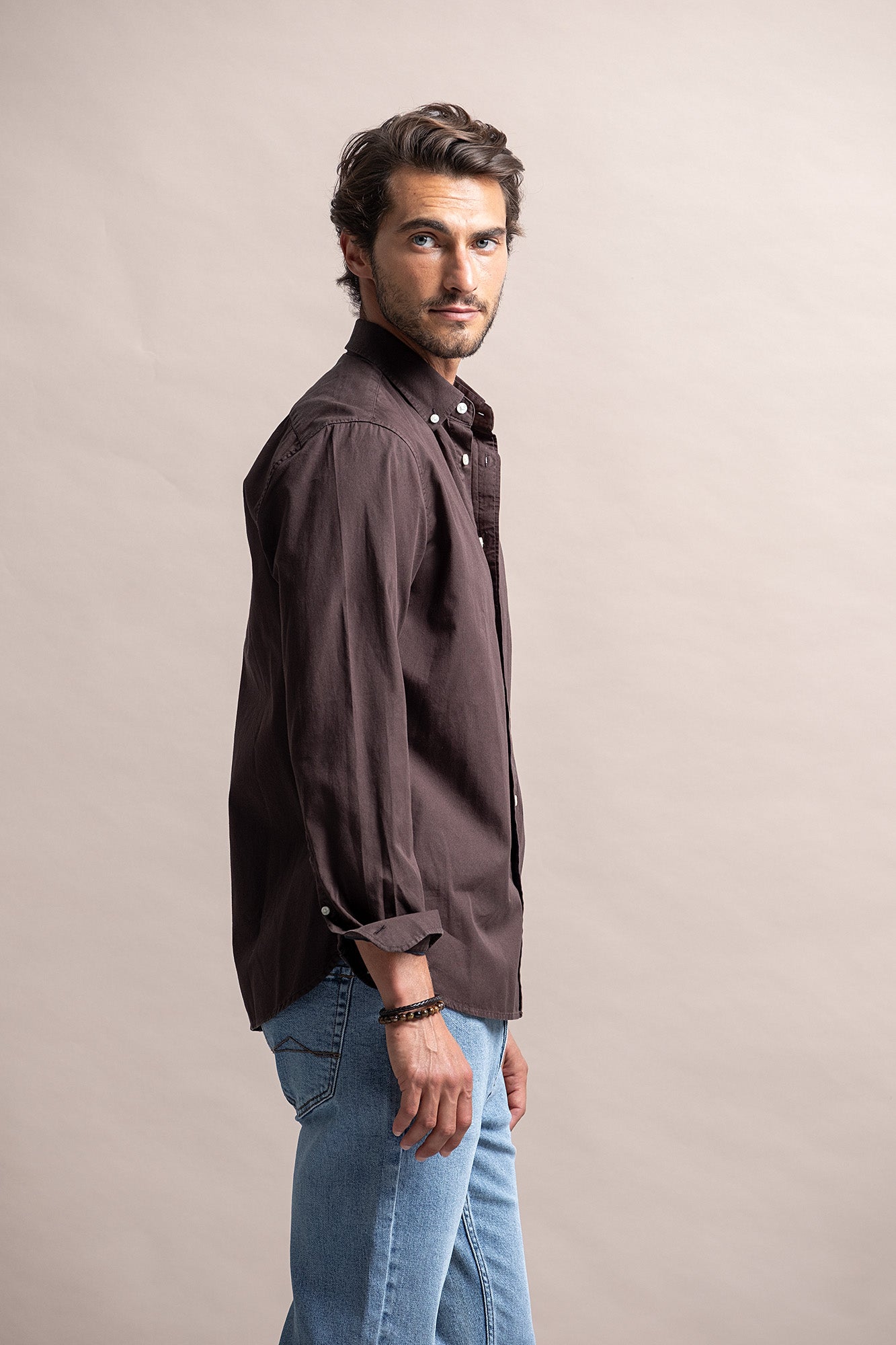 CAMISA BÁSICA REGULAR FIT EM SARJA