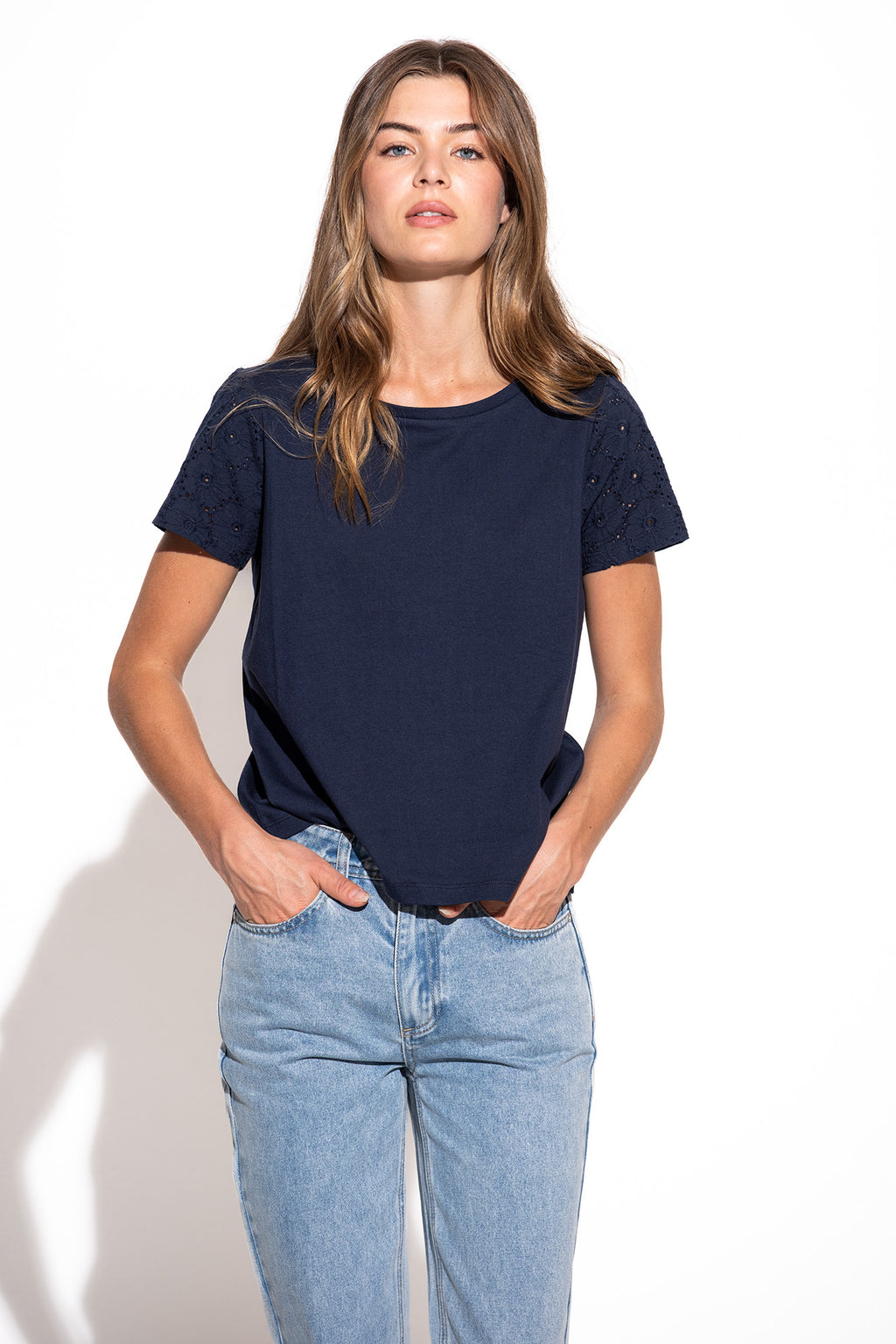 CAMISETA CON APLICACIONES DE ENCAJE