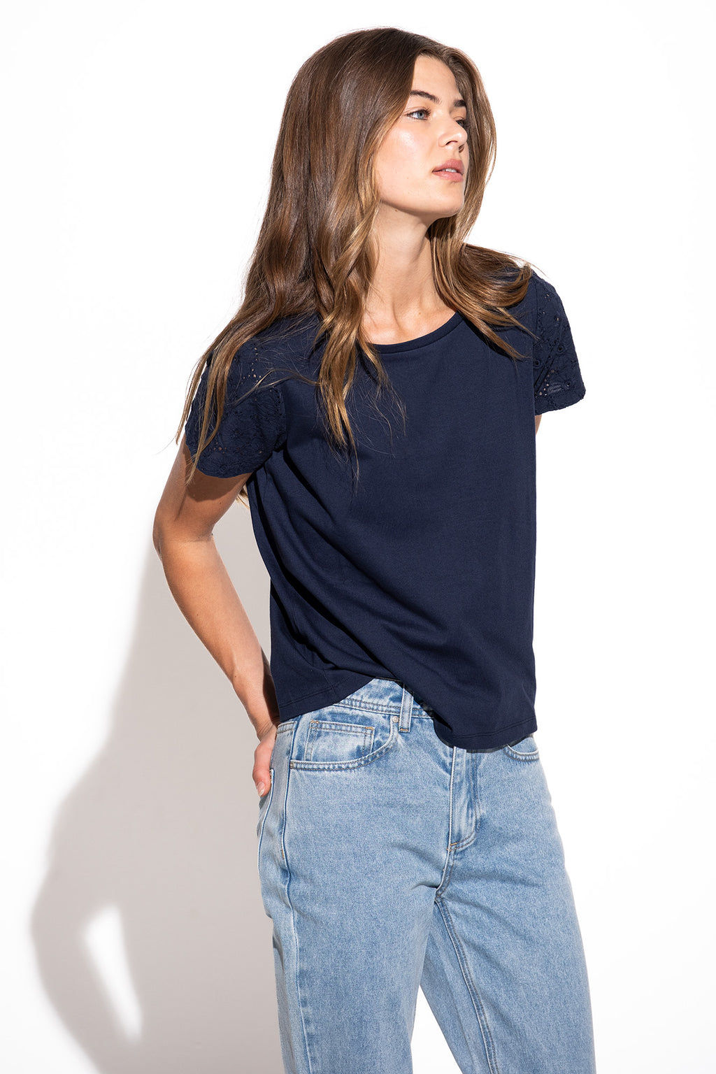CAMISETA CON APLICACIONES DE ENCAJE