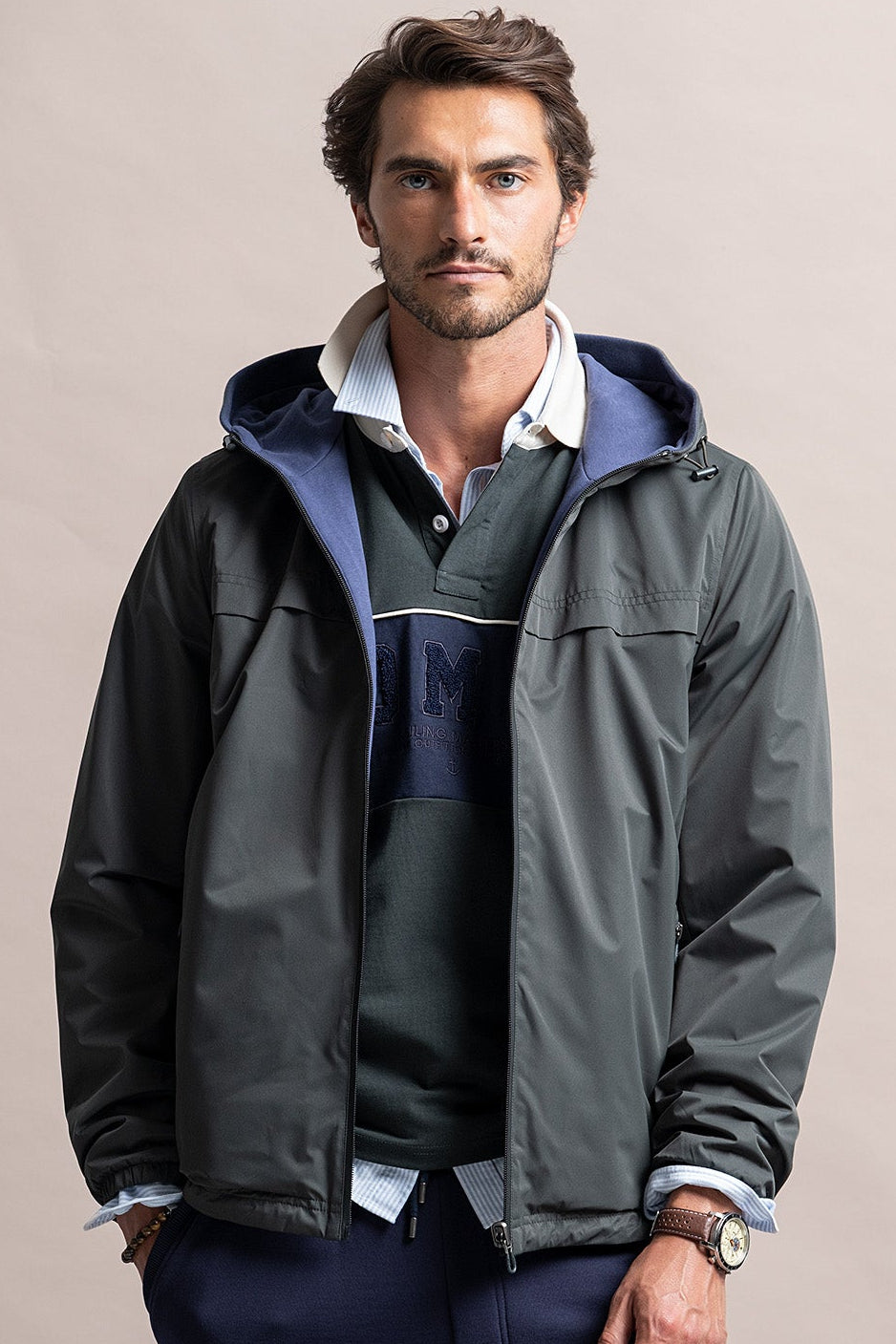 CORTAVIENTOS HOMBRE CON CAPUCHA - AZUL MARINO OSCURO