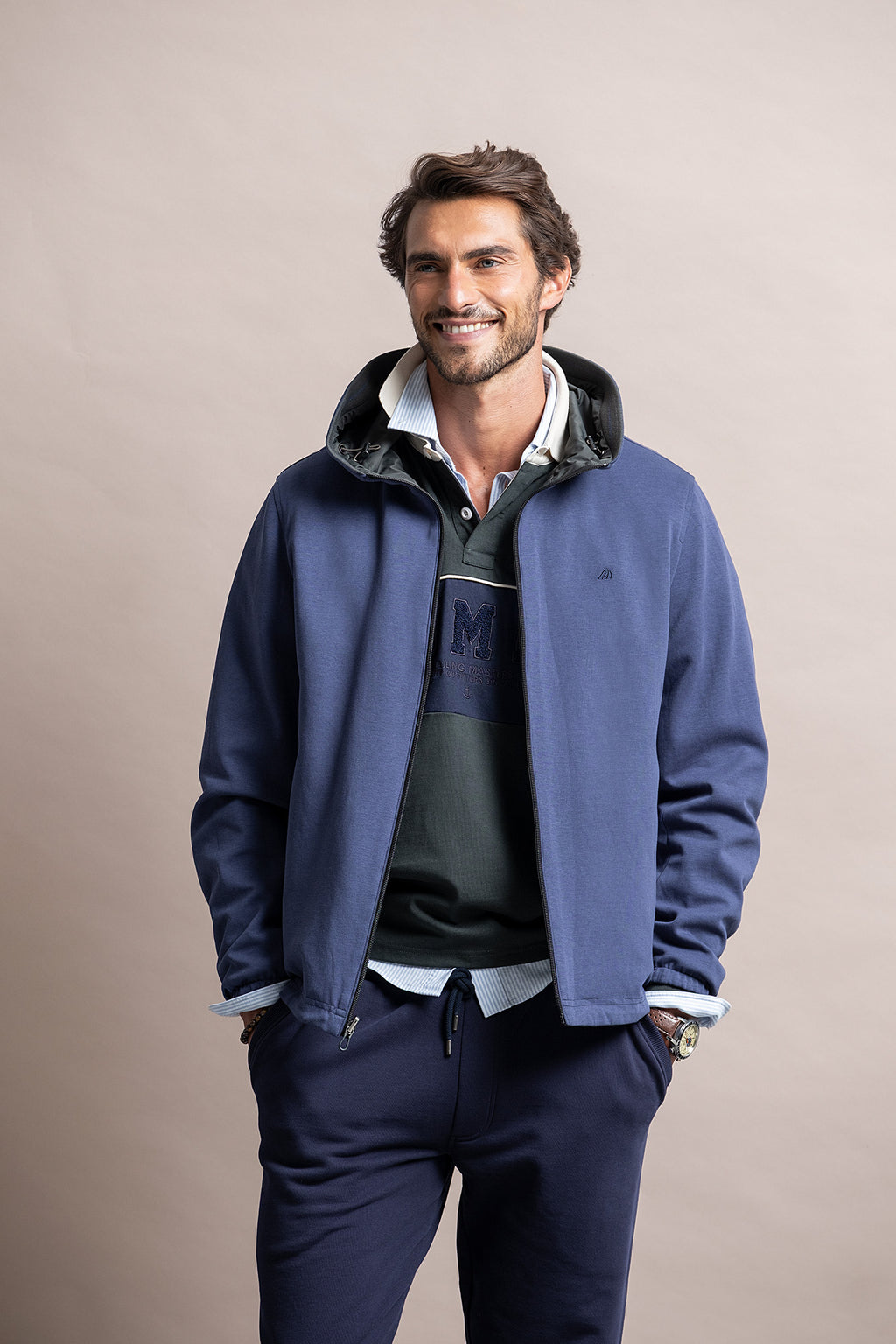 CORTAVIENTOS HOMBRE CON CAPUCHA - AZUL MARINO OSCURO