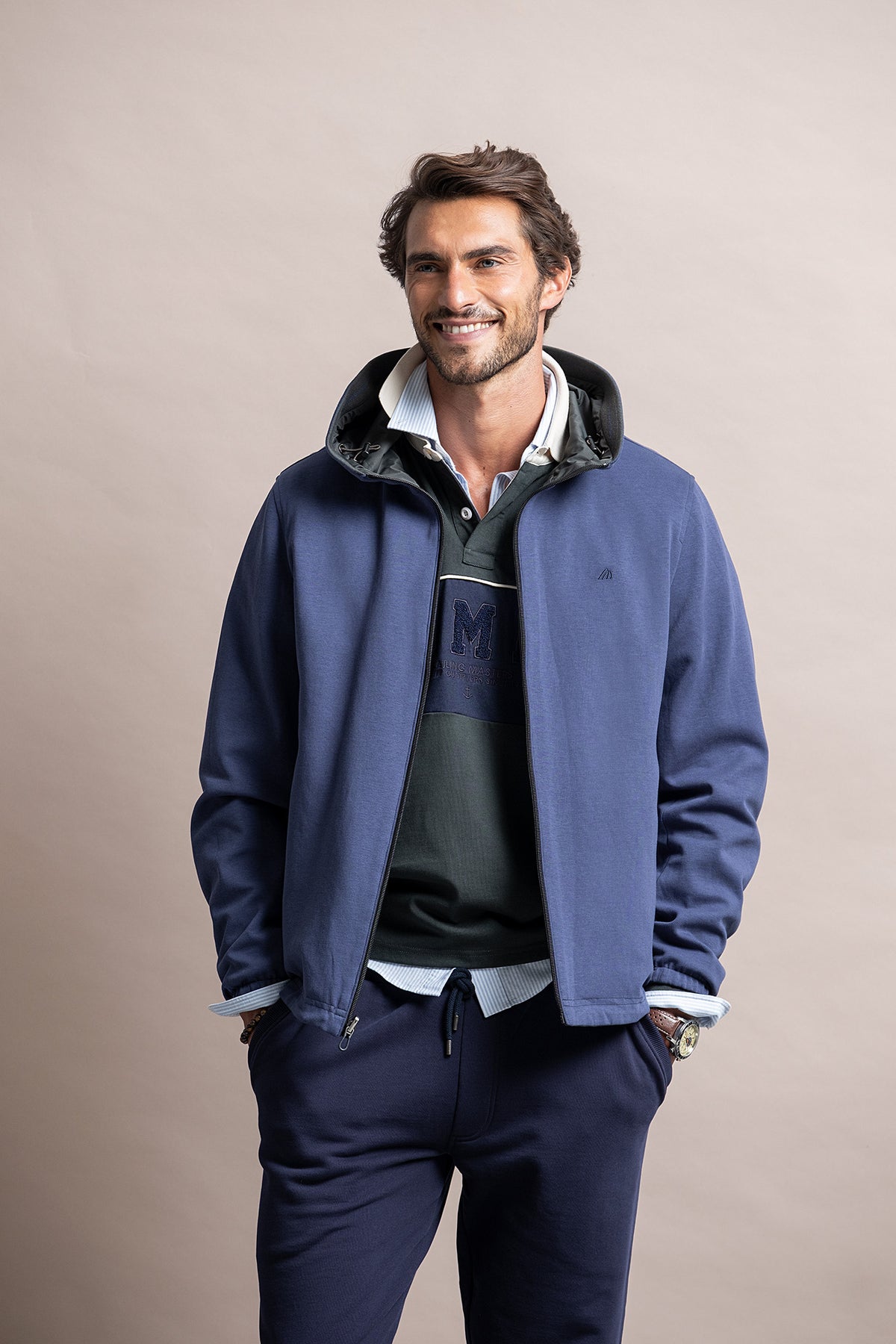 CORTAVIENTOS HOMBRE CON CAPUCHA - AZUL MARINO OSCURO