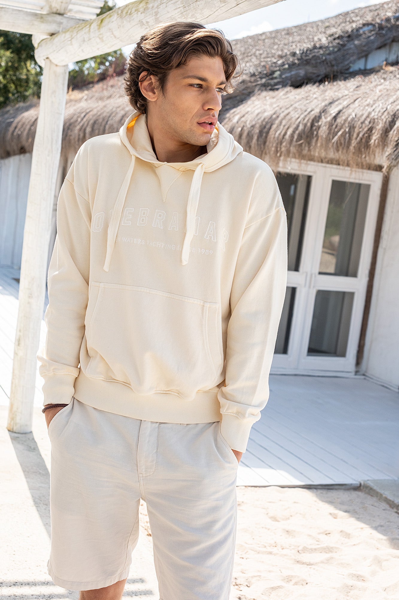 SWEATSHIRT COM CAPUZ COM BORDADO QUEBRAMAR