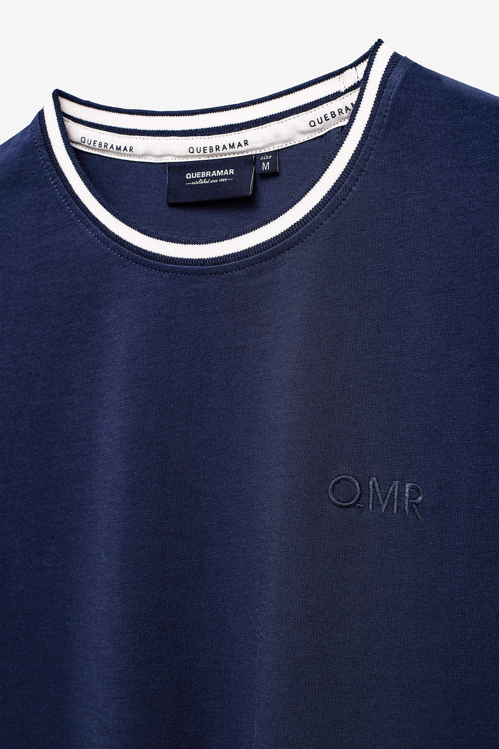 CAMISETA CON ESTAMPADO QMR EN RELIEVE