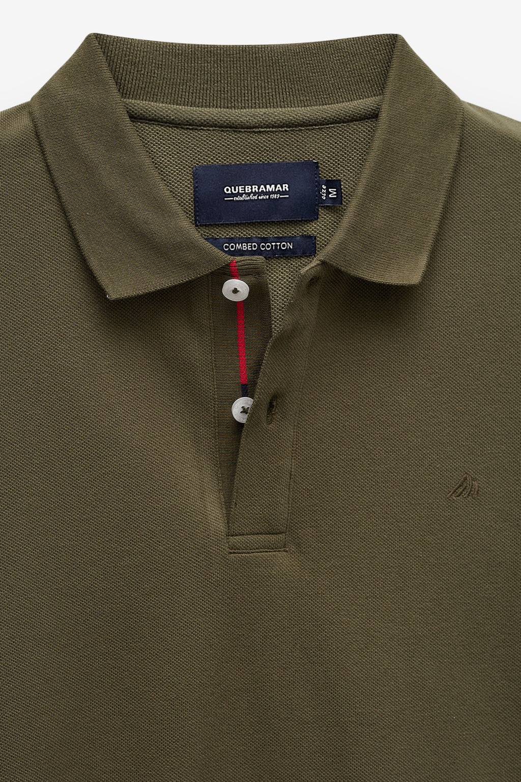 POLO PIQUÉ CON DETALLE EN LA TAPETA