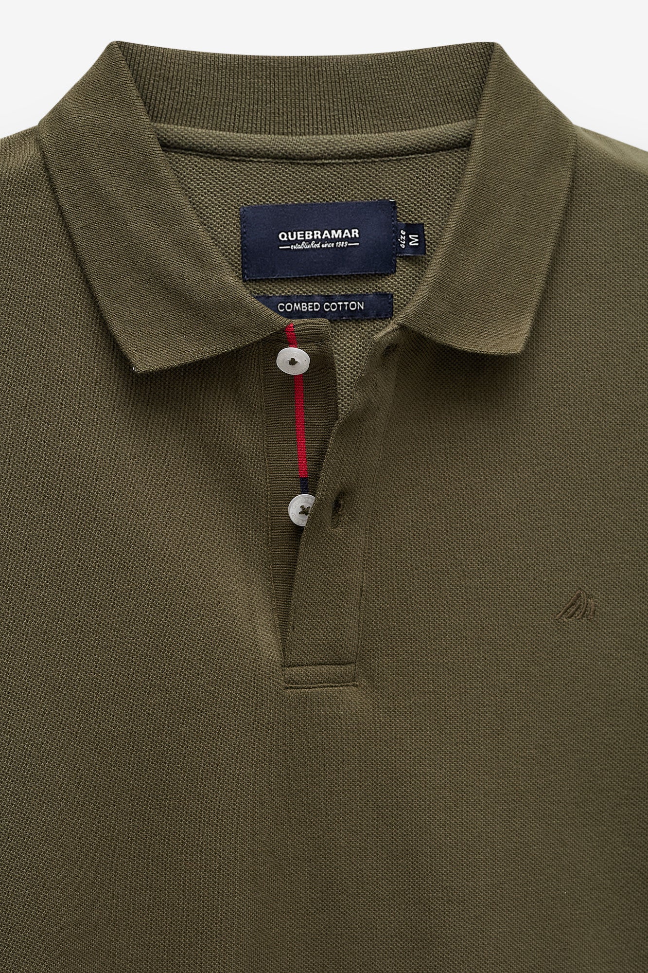 POLO PIQUÉ CON DETALLE EN LA TAPETA
