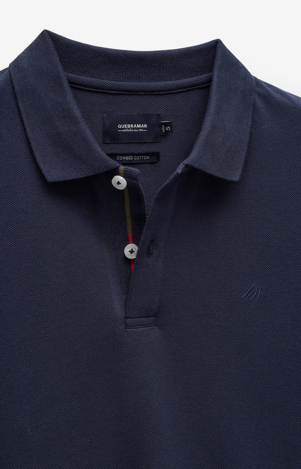 POLO PIQUÉ CON DETALLE EN LA TAPETA