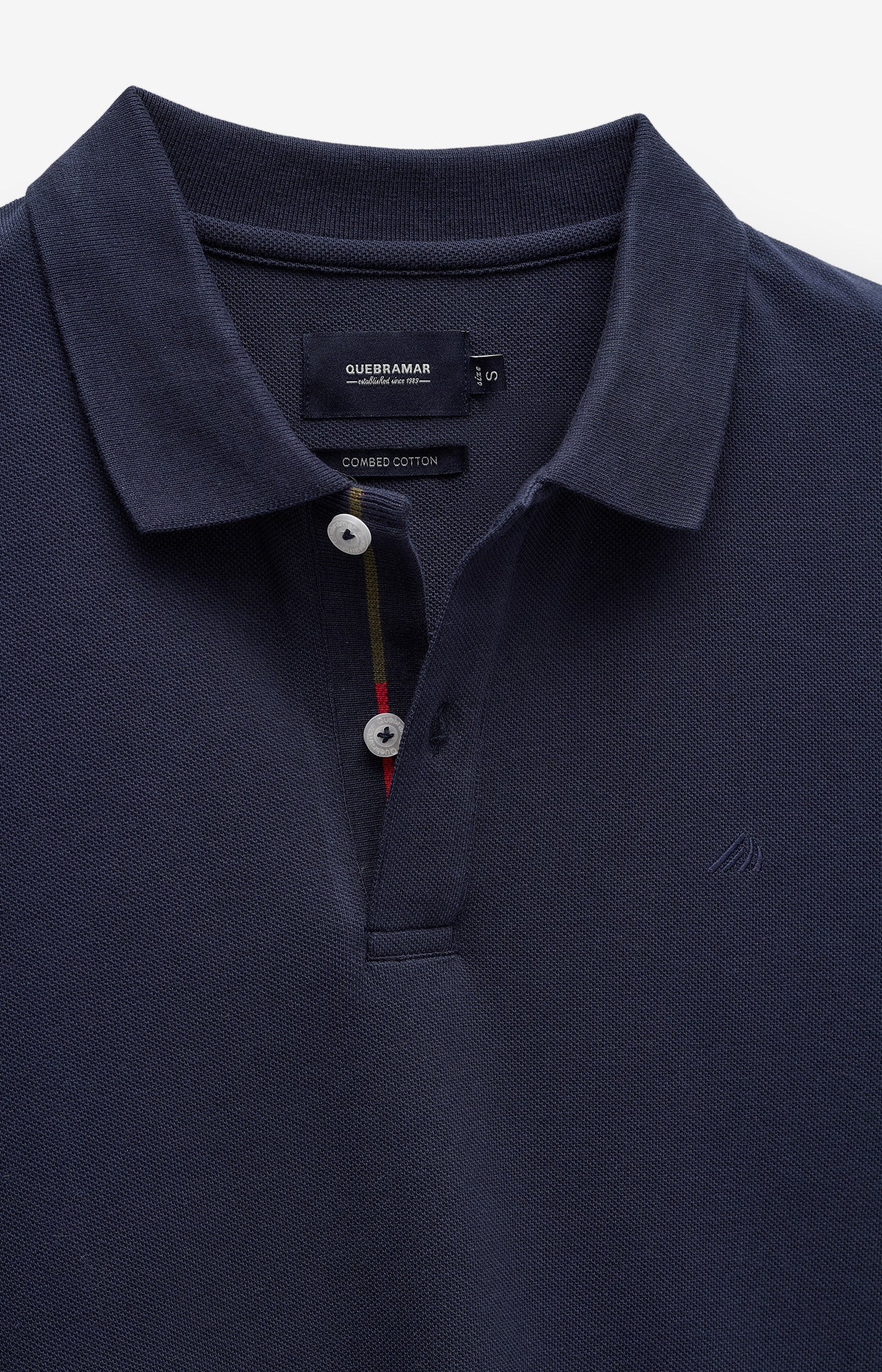 POLO PIQUÉ CON DETALLE EN LA TAPETA