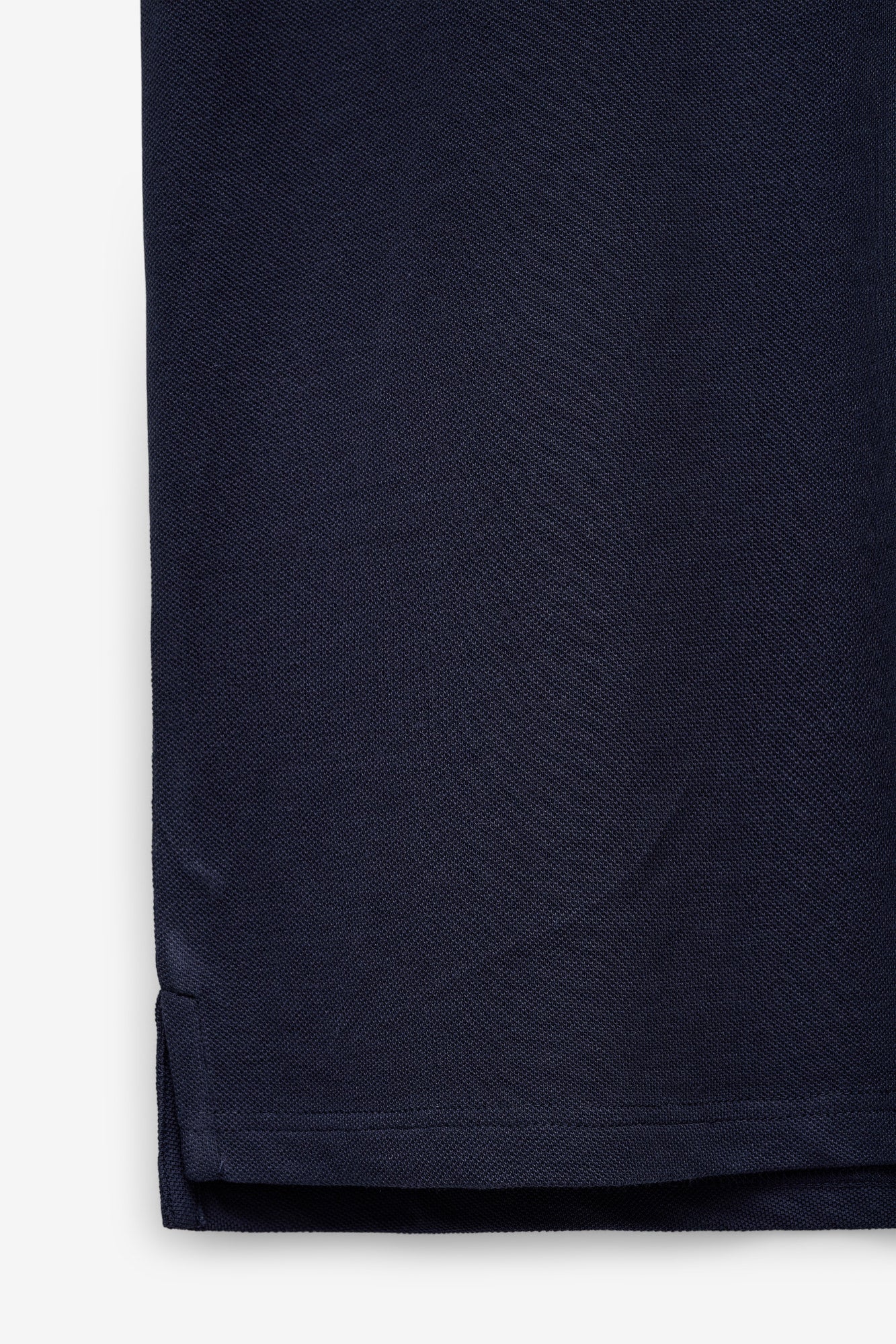 POLO PIQUÉ CON DETALLE EN LA TAPETA