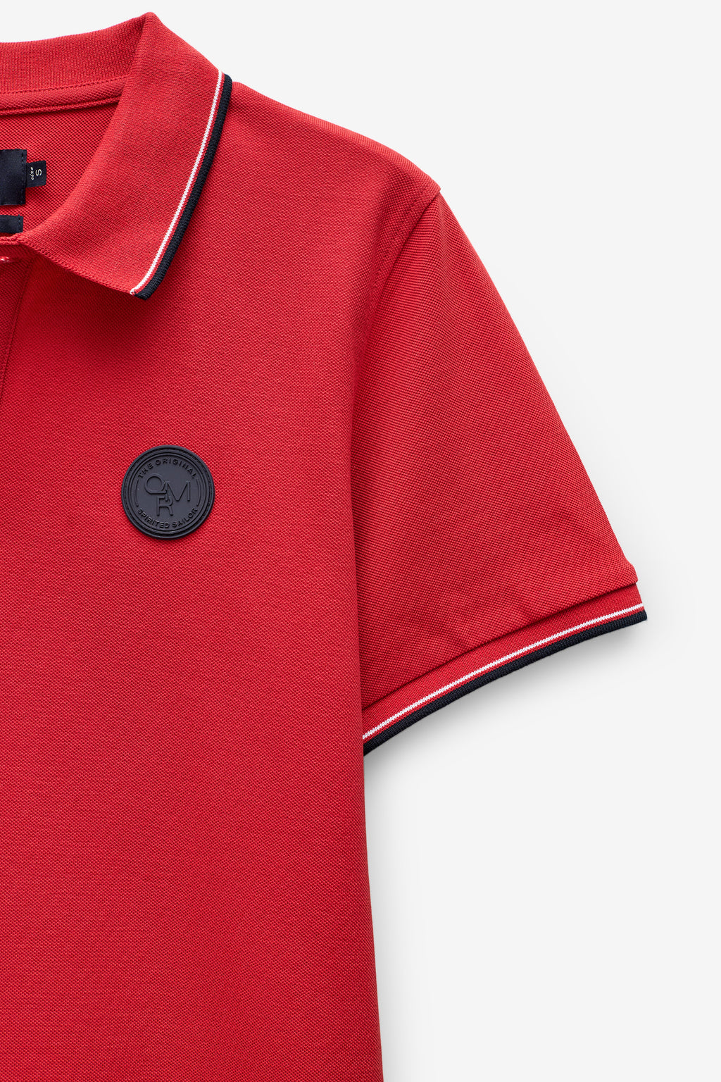 POLO COM BADGE E RISCAS NO RIB