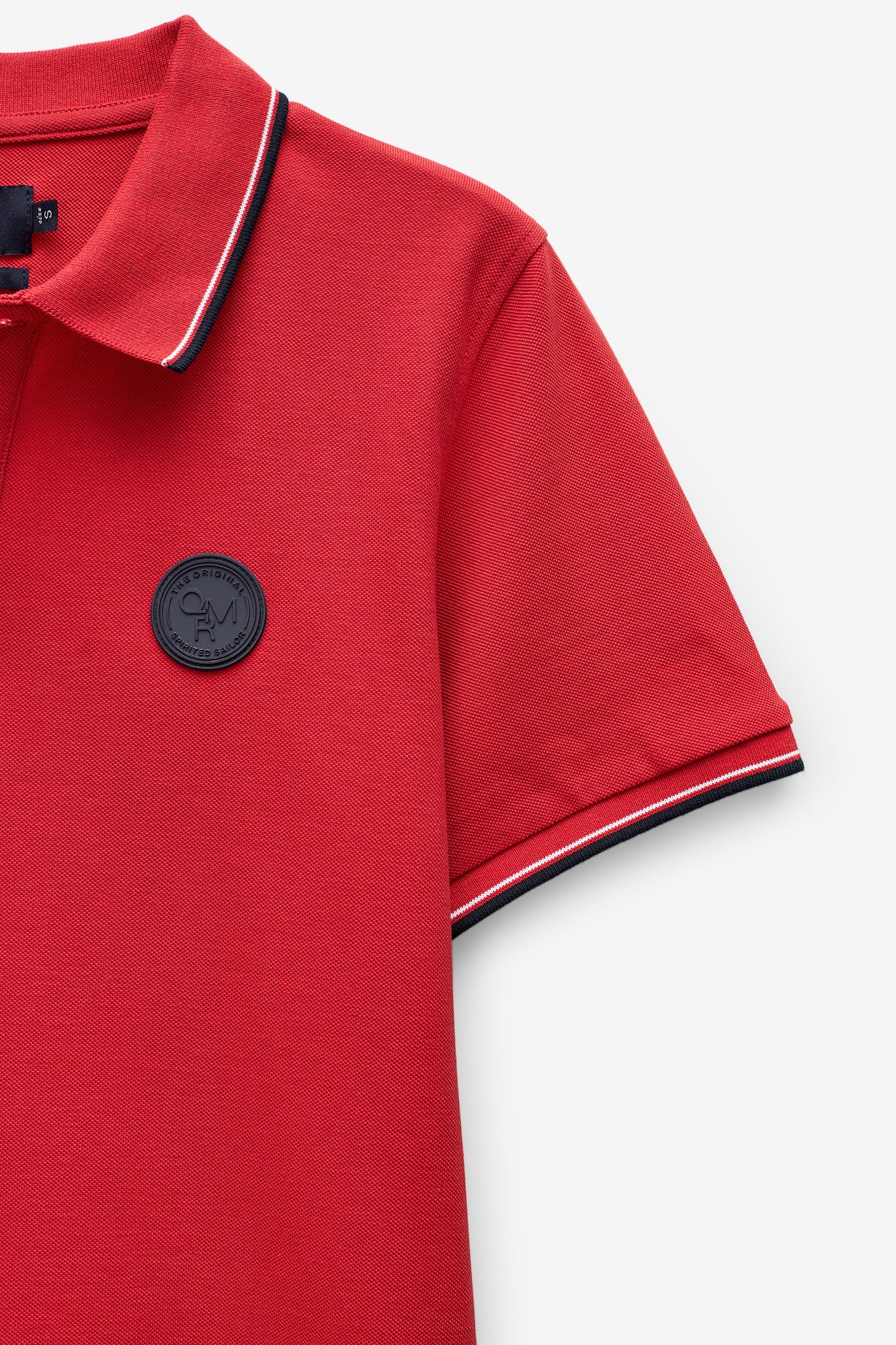 POLO COM BADGE E RISCAS NO RIB