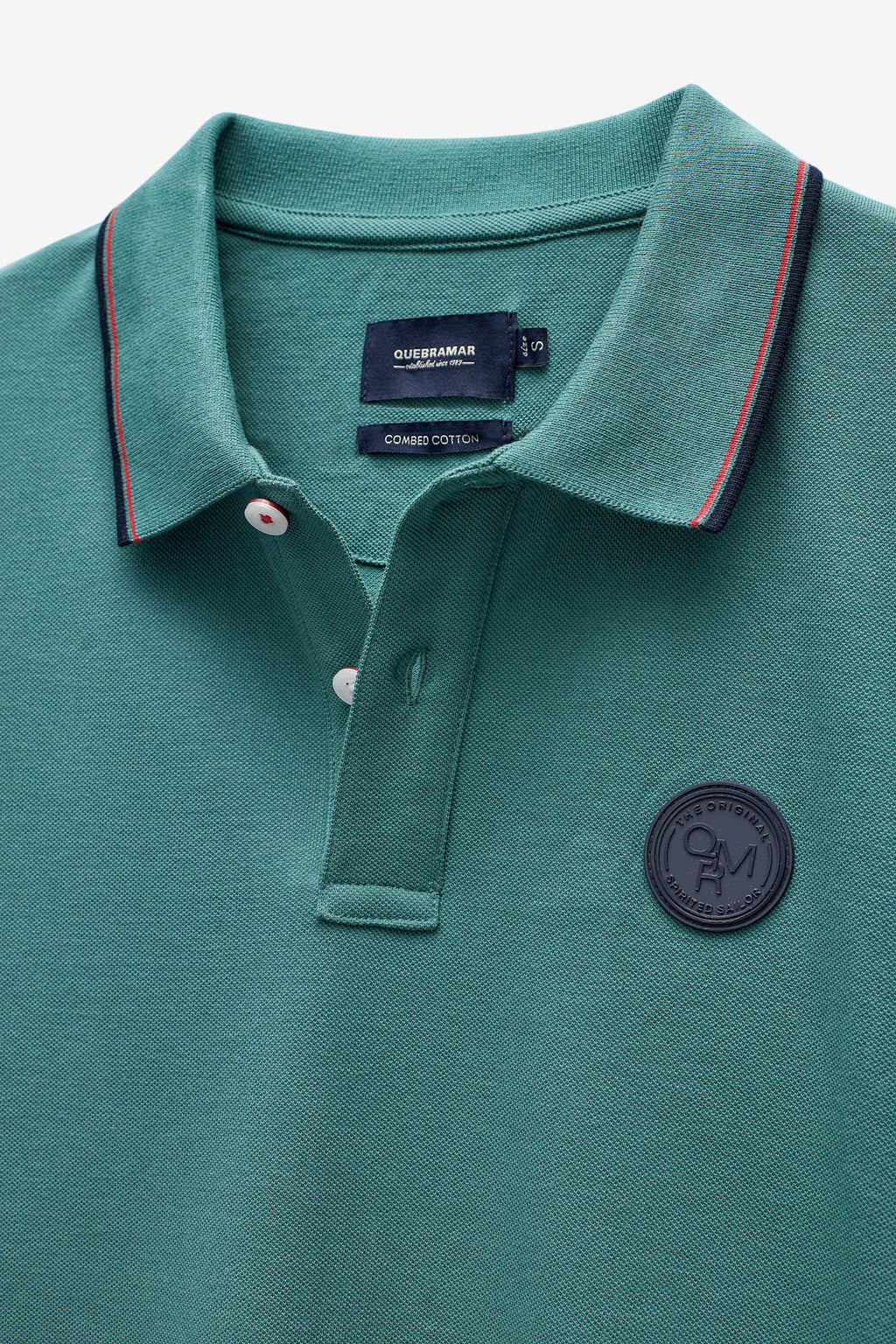 POLO COM BADGE E RISCAS NO RIB